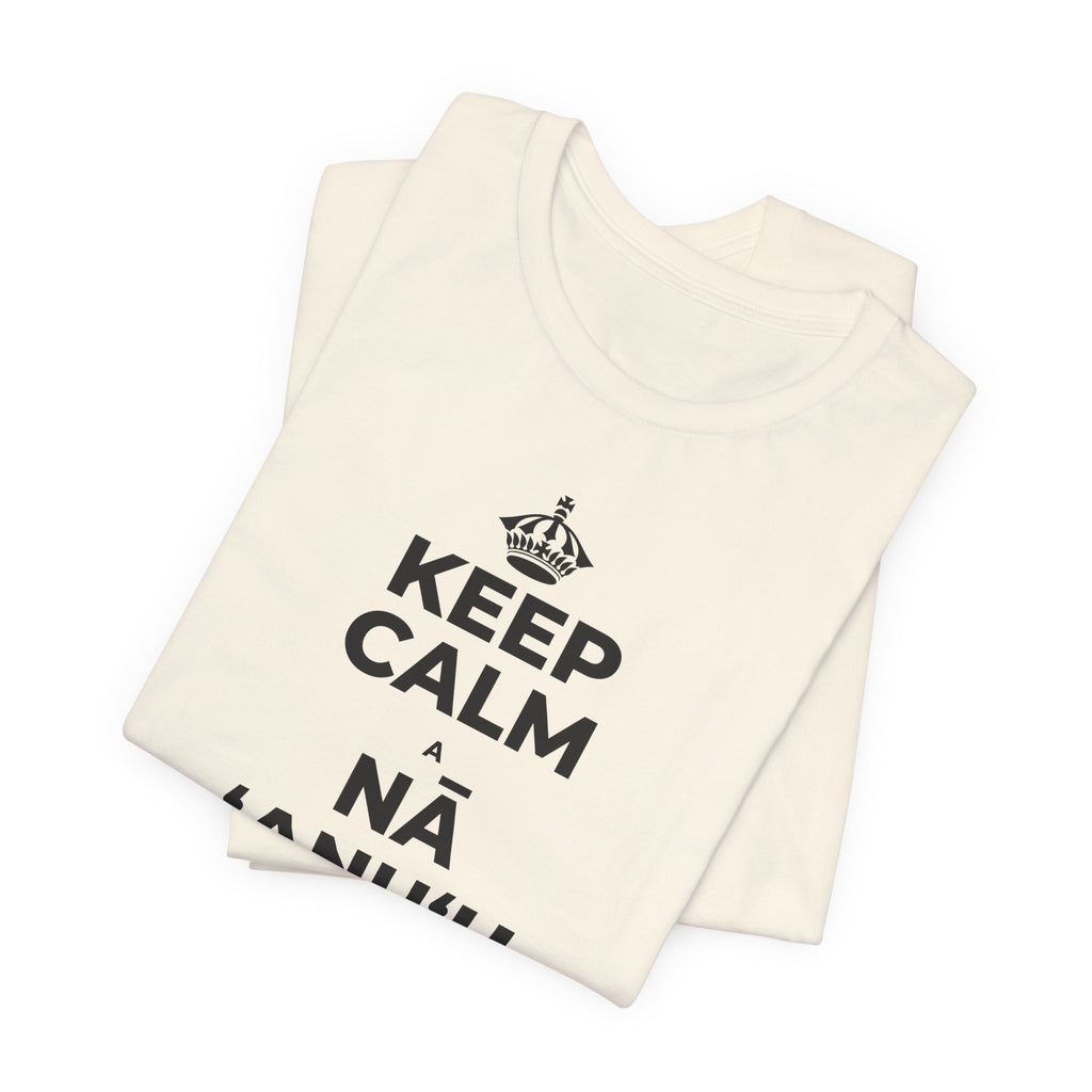 KEEP CALM A NĀ ʻANUʻU LIʻILIʻI, MAKAHIKI NUI T-Shirt (White–Asphalt)