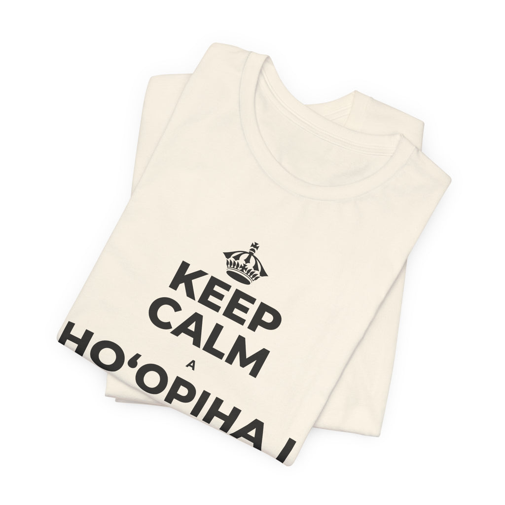 KEEP CALM A HOʻOPIHA I KOU KĪʻAHA ME KE ALOHA T-Shirt (White–Asphalt)