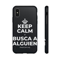 KEEP CALM Y BUSCA A ALGUIEN Phone Case (Dark)