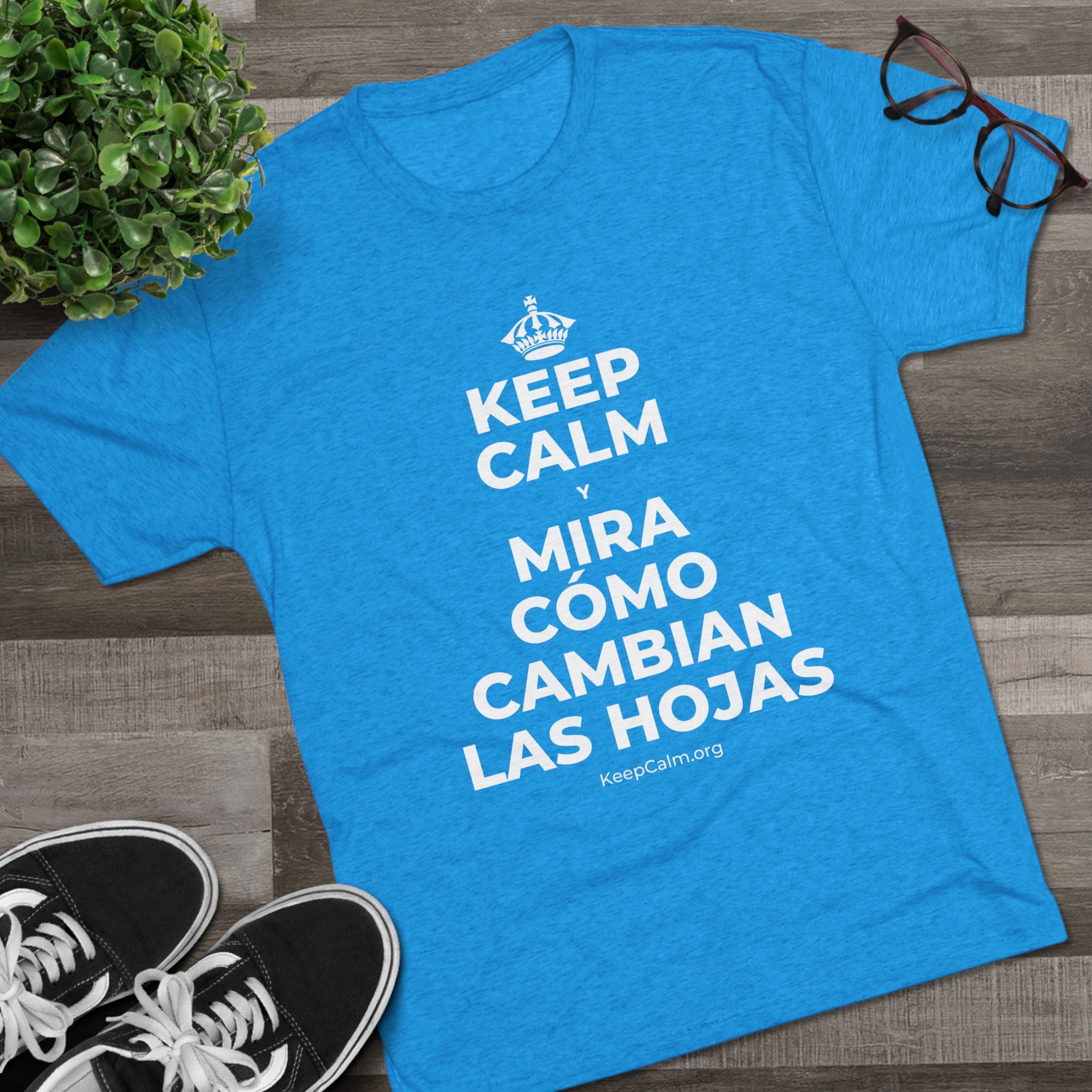 KEEP CALM Y MIRA CÓMO CAMBIAN LAS HOJAS Tri-Blend Tee