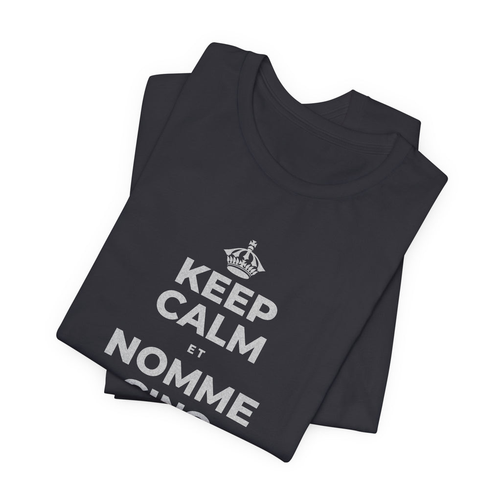 KEEP CALM ET NOMME CINQ CHOSES QUE TU VOIS T-Shirt (Baby Blue–Silver)
