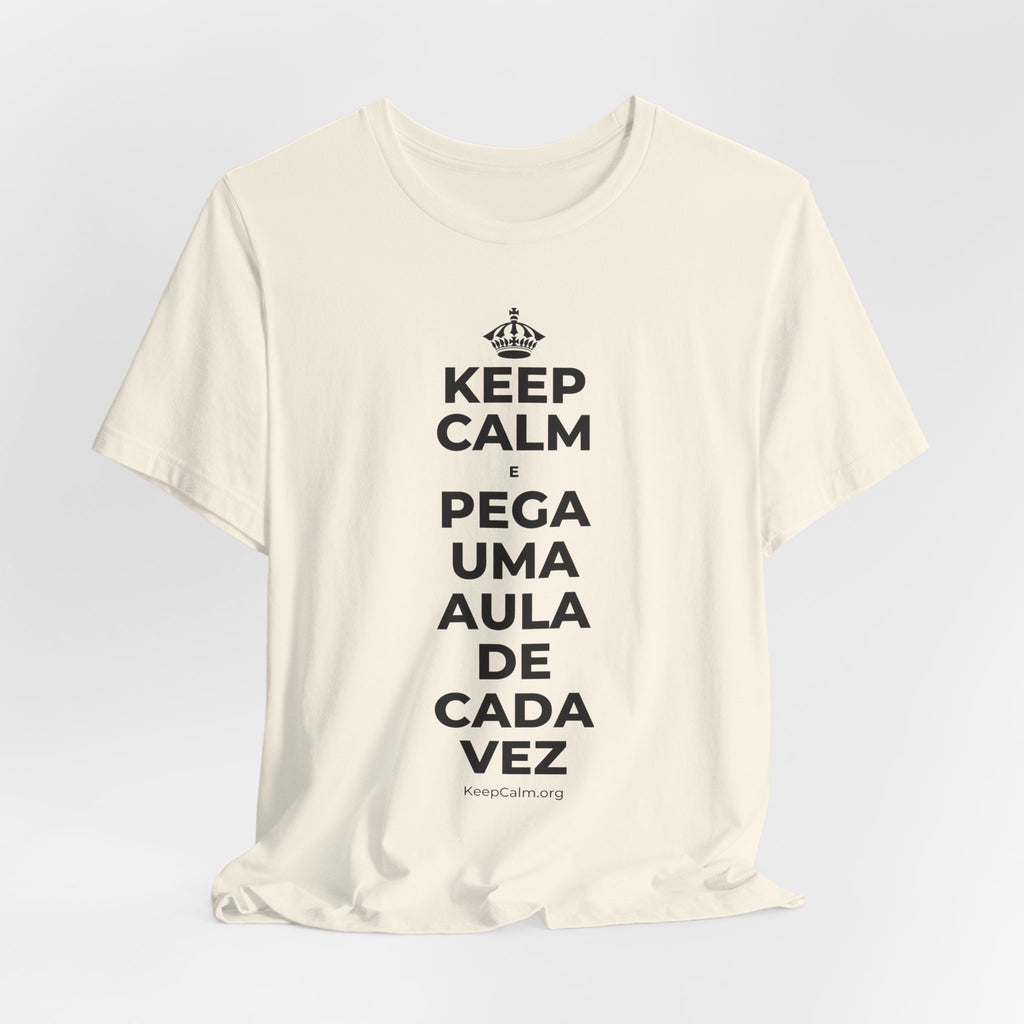 KEEP CALM E PEGA UMA AULA DE CADA VEZ T-Shirt (White–Asphalt)