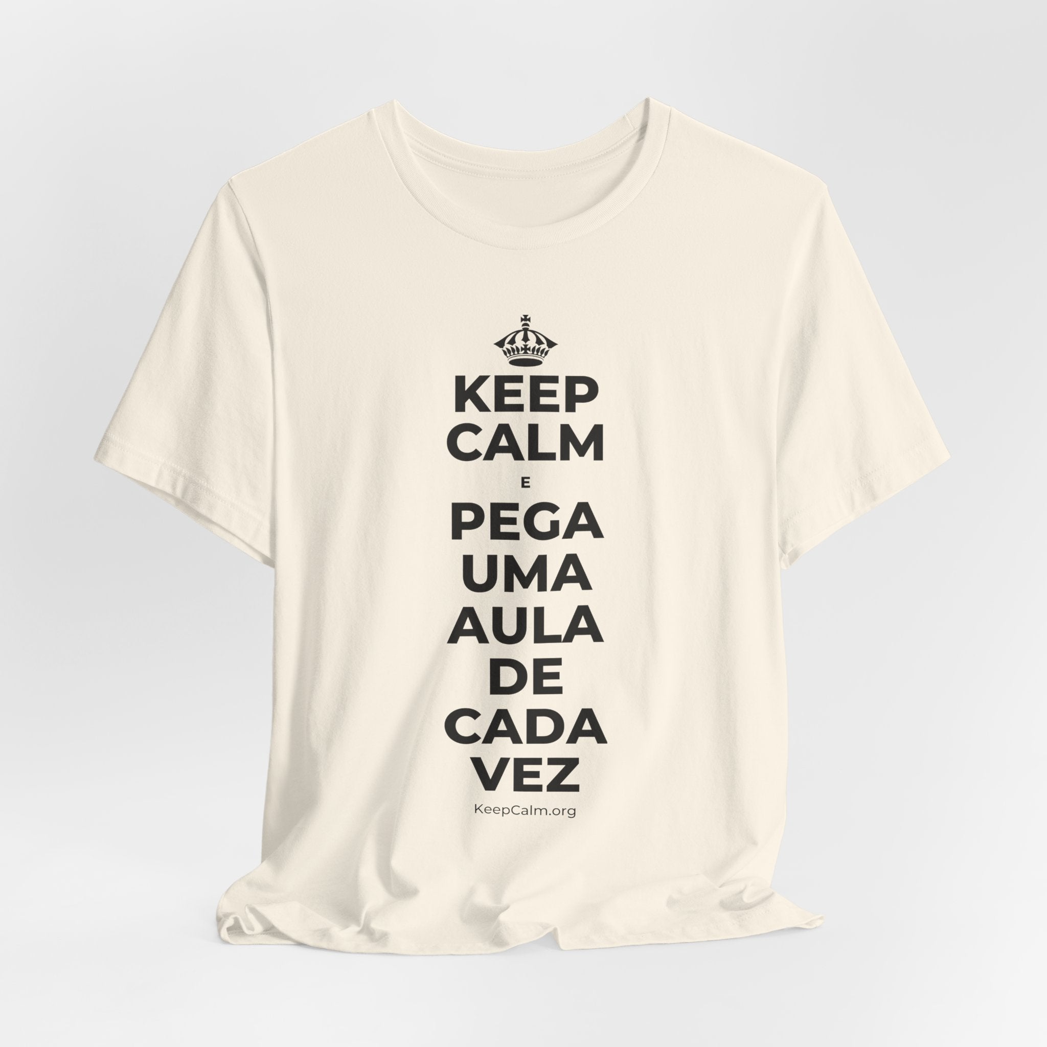 KEEP CALM E PEGA UMA AULA DE CADA VEZ T-Shirt (White–Asphalt)