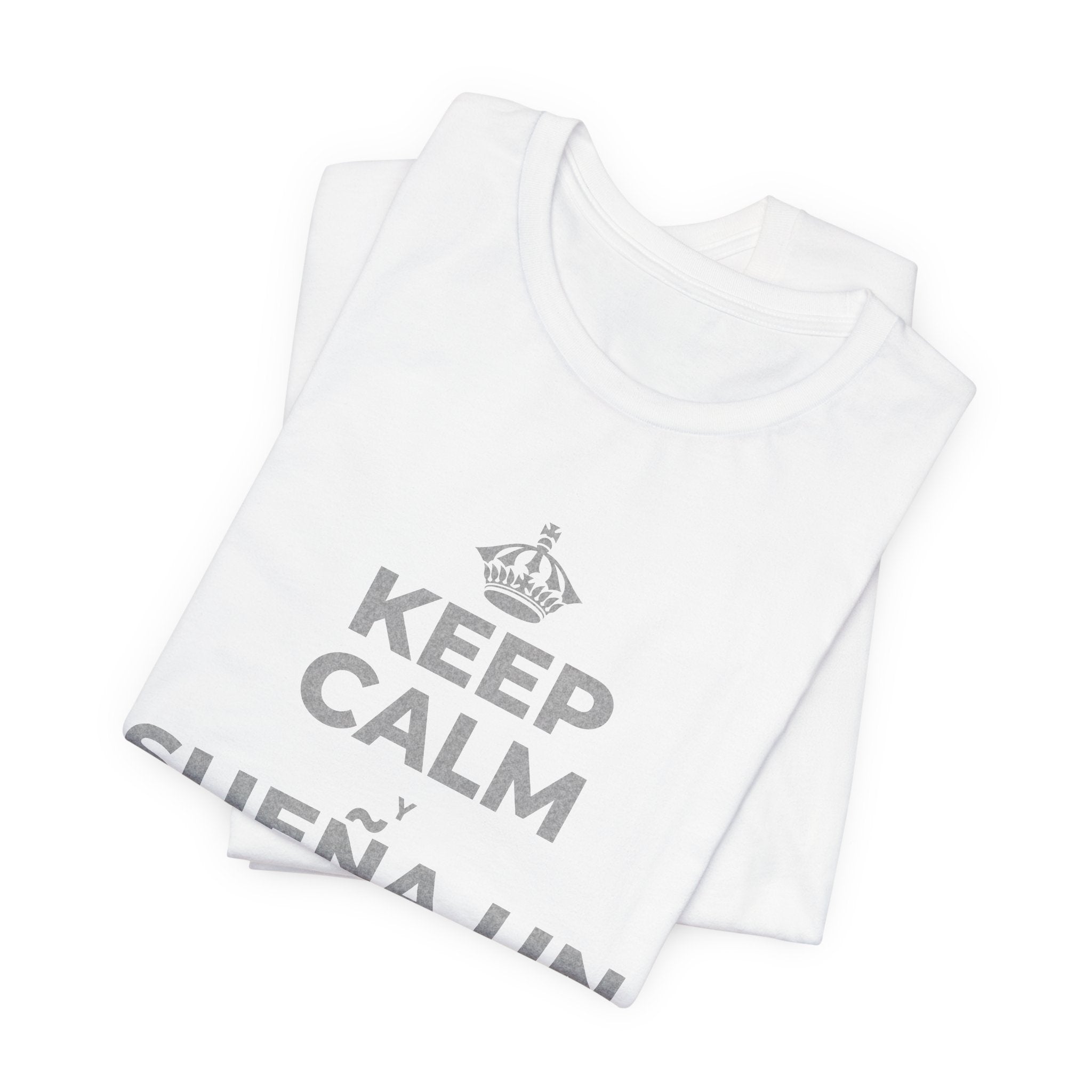 KEEP CALM Y SUEÑA UN POCO MÁS GRANDE T-Shirt (White–Asphalt)