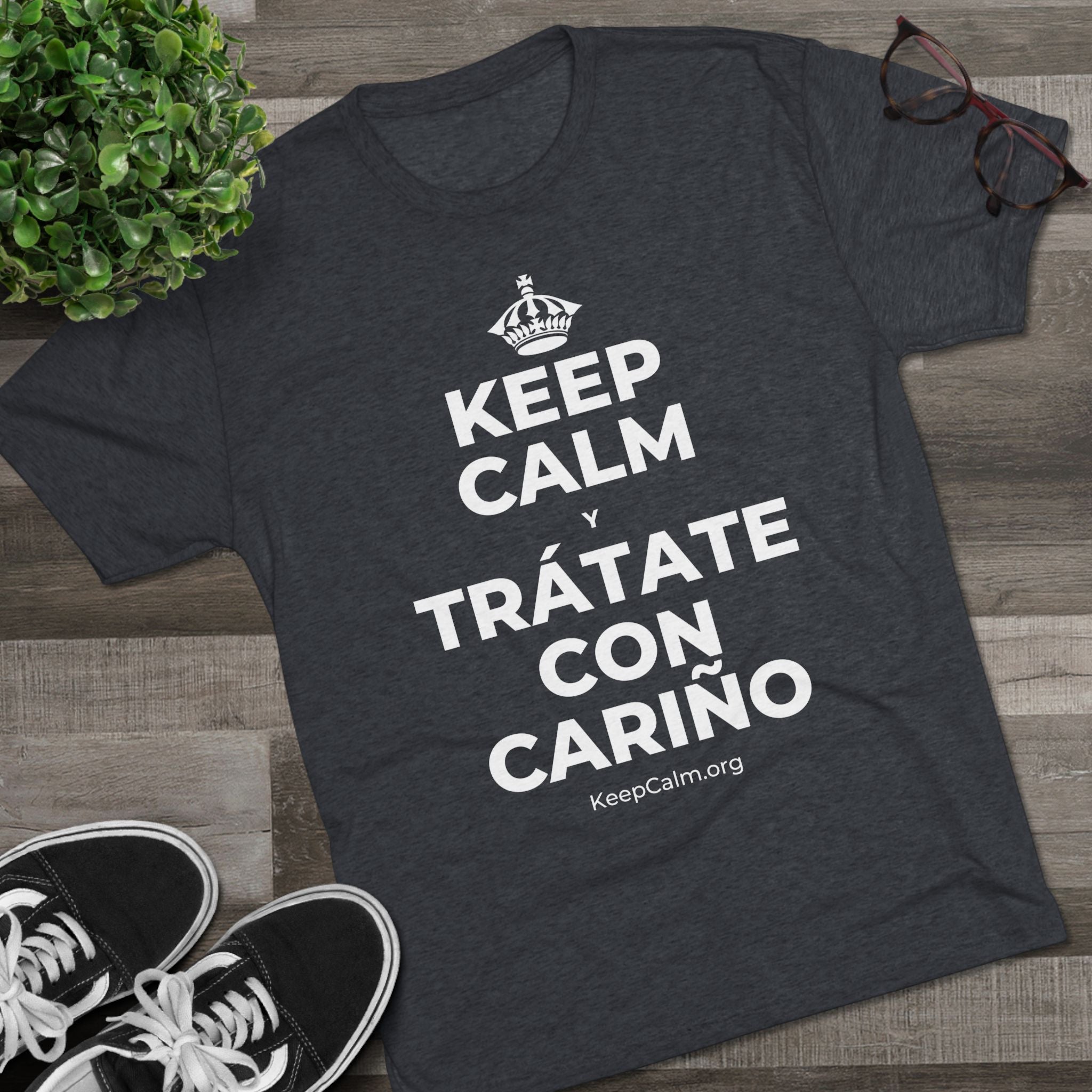 KEEP CALM Y TRÁTATE CON CARIÑO Tri-Blend Tee