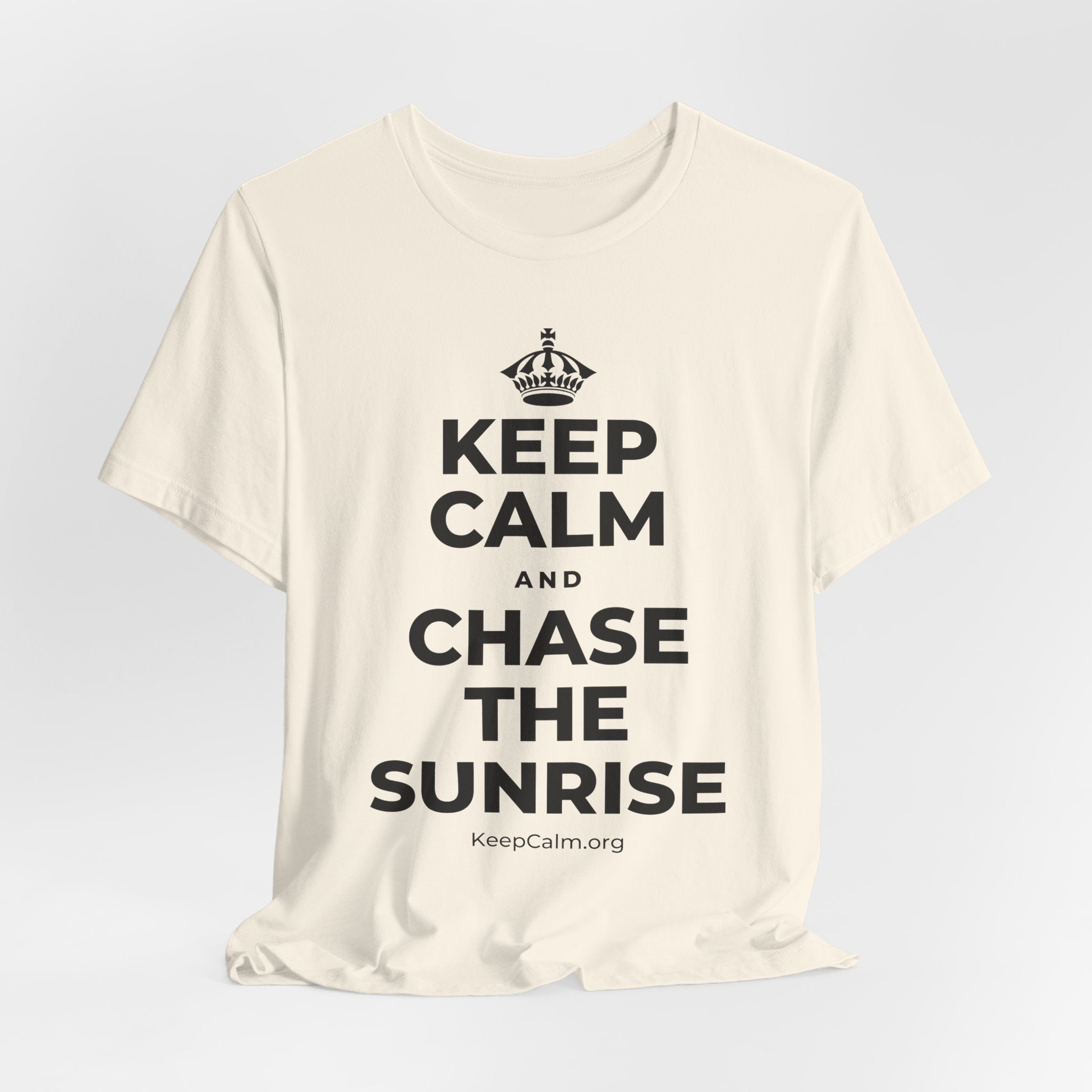 KEEP CALM AND CHASE THE SUNRISE T-Shirt (White–Asphalt)