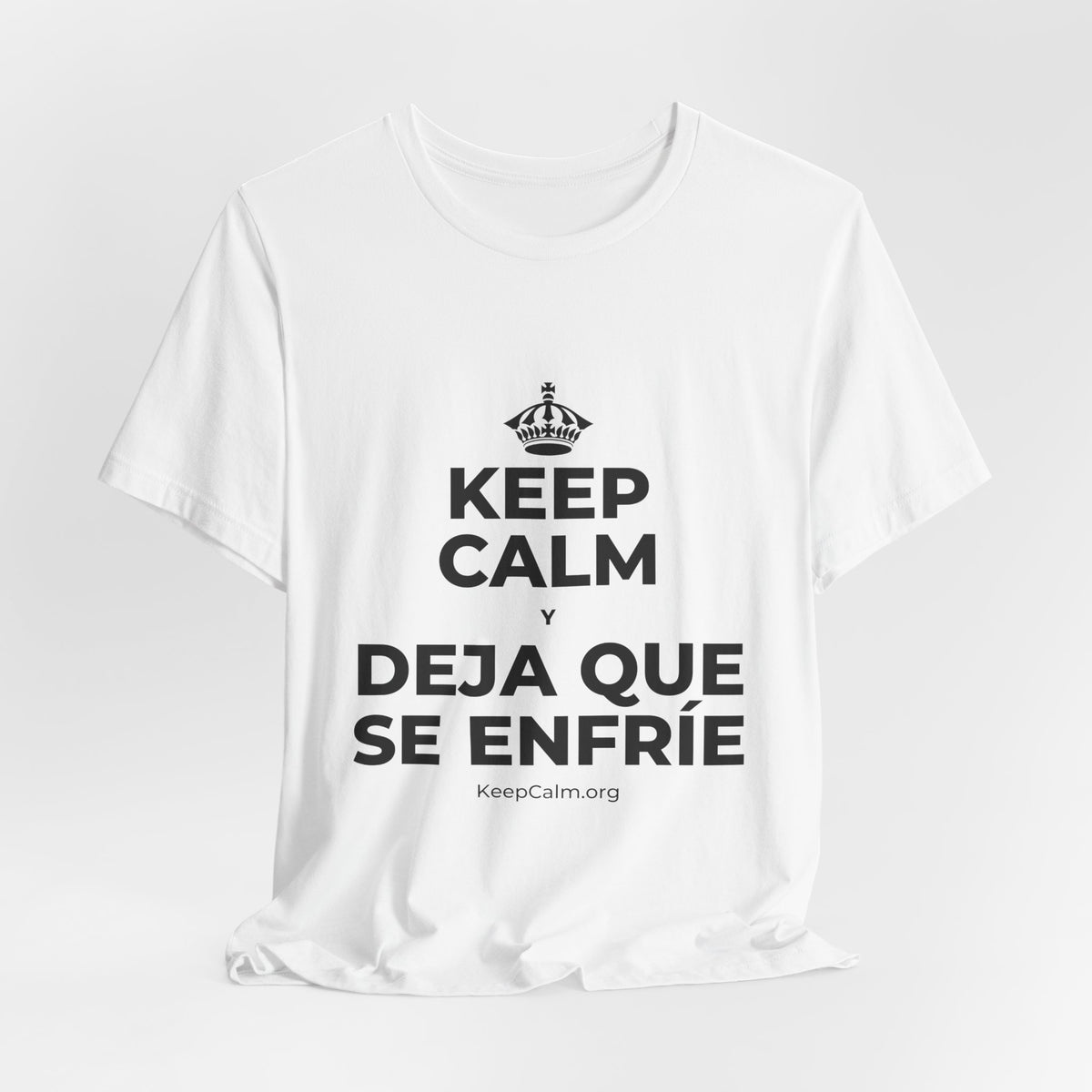 KEEP CALM Y DEJA QUE SE ENFRÍE T-Shirt (White–Asphalt)