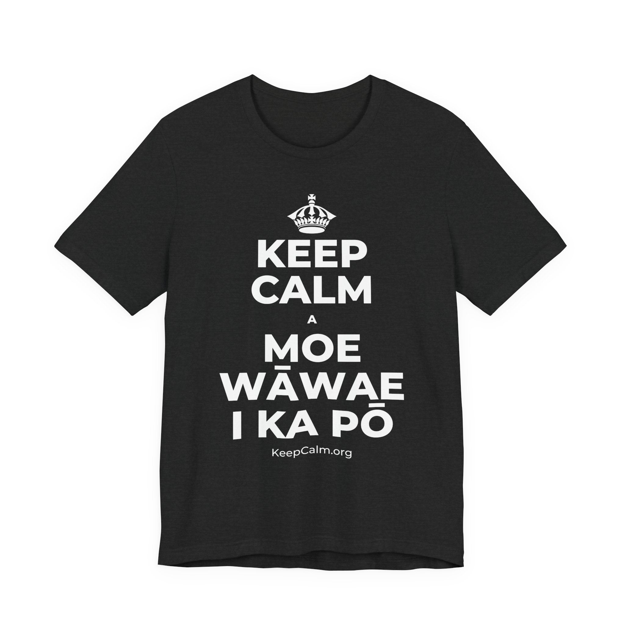 KEEP CALM A MOE WĀWAE I KA PŌ T-Shirt (White–Asphalt)