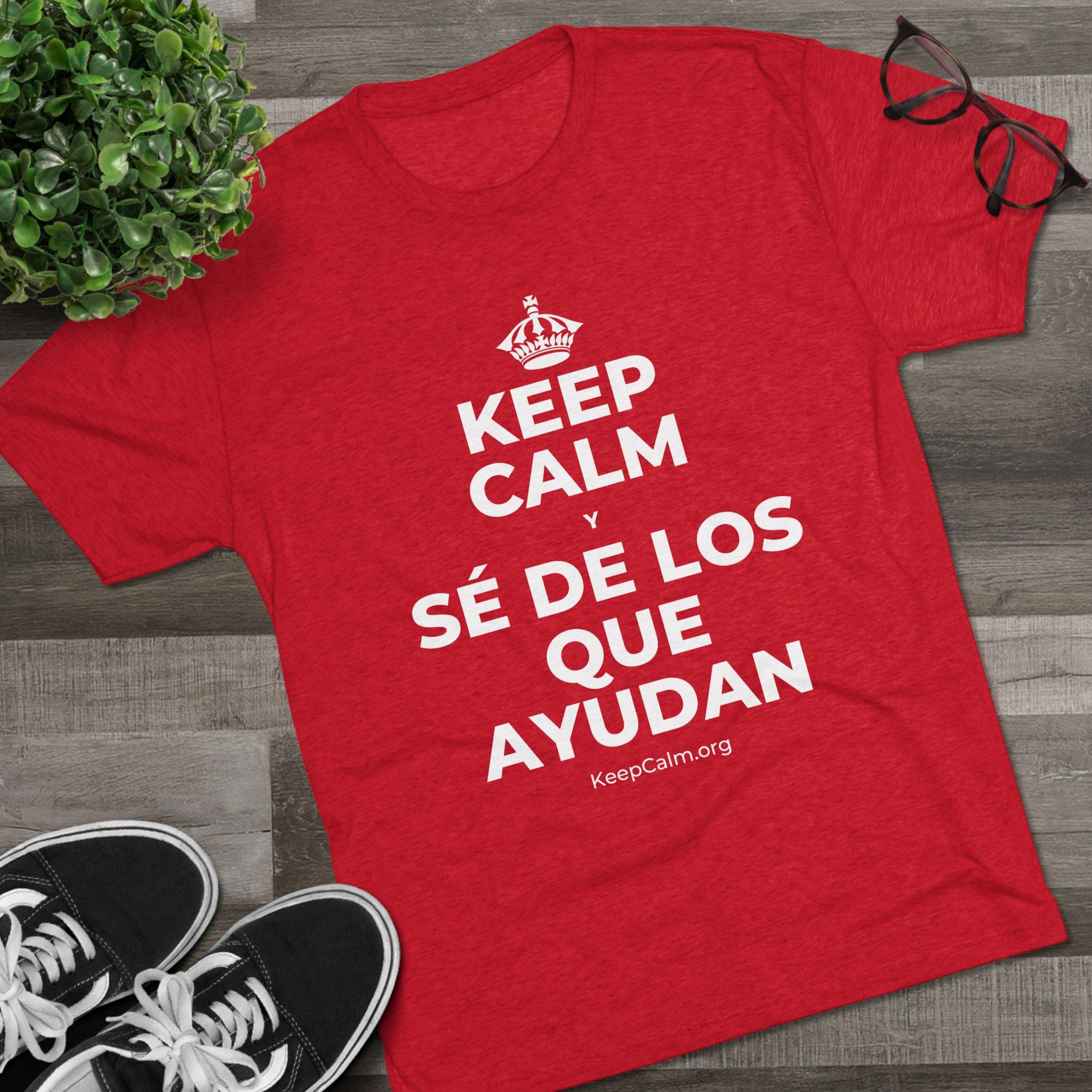 KEEP CALM Y SÉ DE LOS QUE AYUDAN Tri-Blend Tee