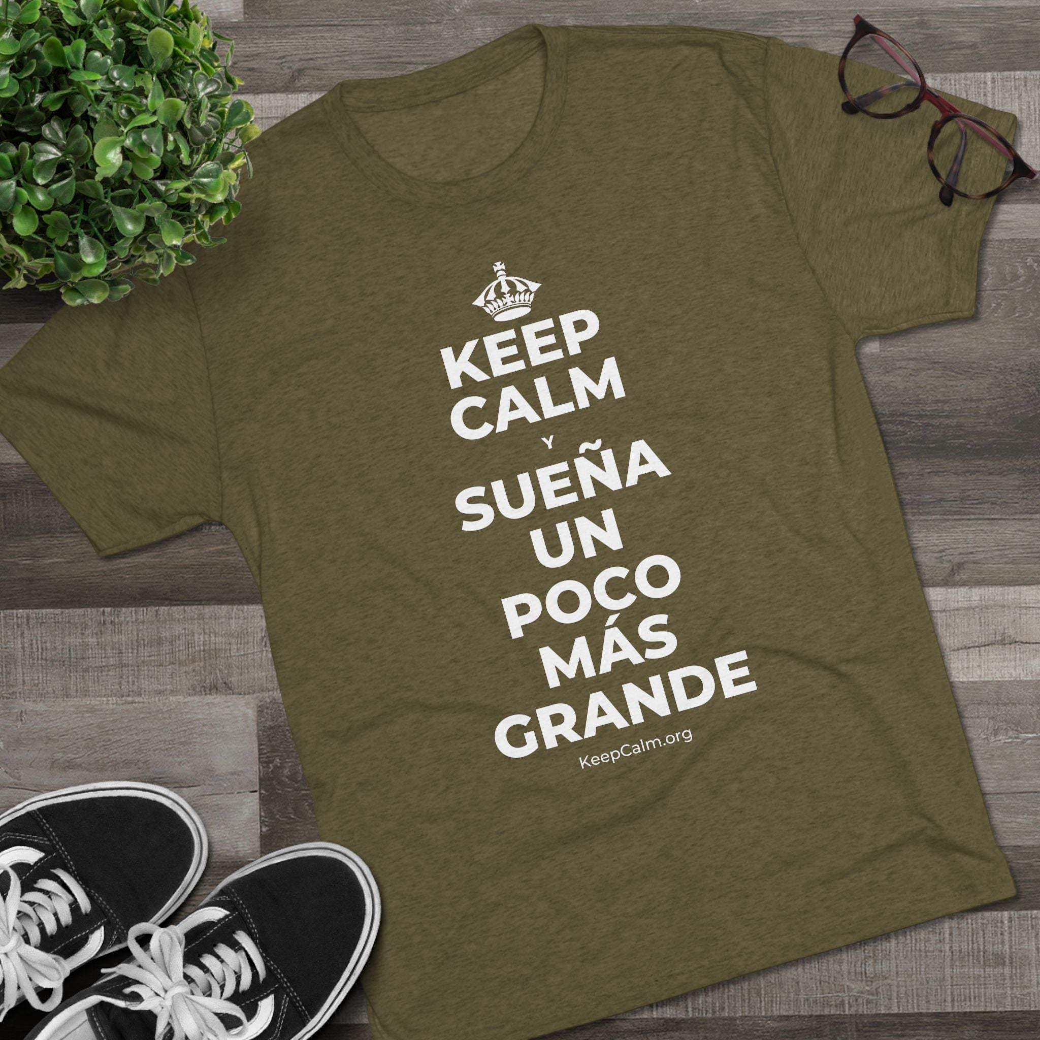 KEEP CALM Y SUEÑA UN POCO MÁS GRANDE Tri-Blend Tee