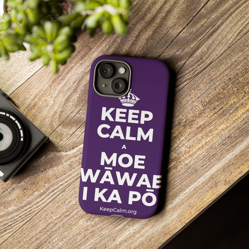 KEEP CALM A MOE WĀWAE I KA PŌ Phone Case