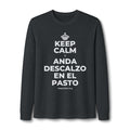 KEEP CALM Y ANDA DESCALZO EN EL PASTO Long Sleeve Tee