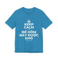 KEEP CALM VÀ ĐỂ HÔM NAY ĐƯỢC KHÓ T-Shirt (White–Asphalt)