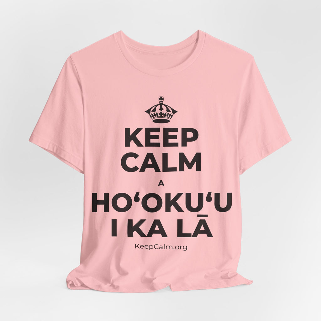 KEEP CALM A HOʻOKUʻU I KA LĀ T-Shirt (White–Asphalt)