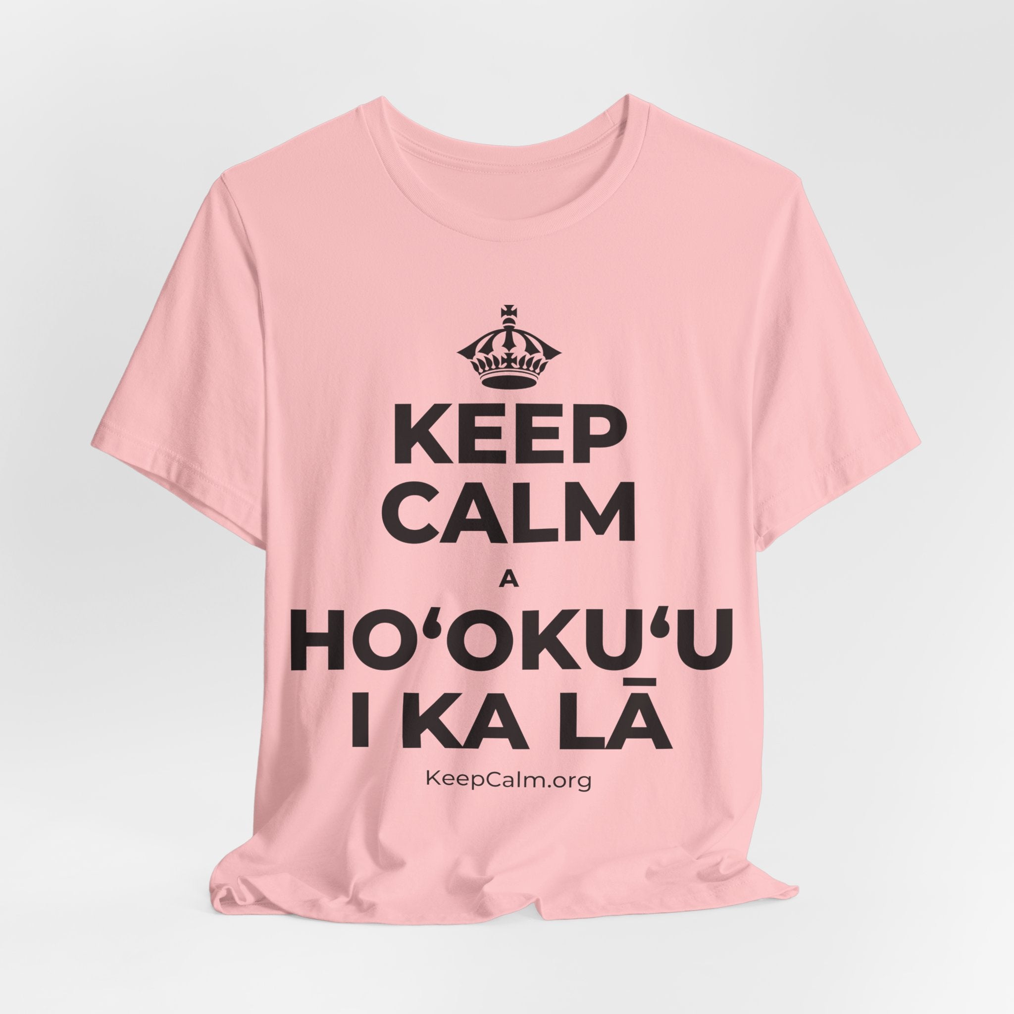 KEEP CALM A HOʻOKUʻU I KA LĀ T-Shirt (White–Asphalt)