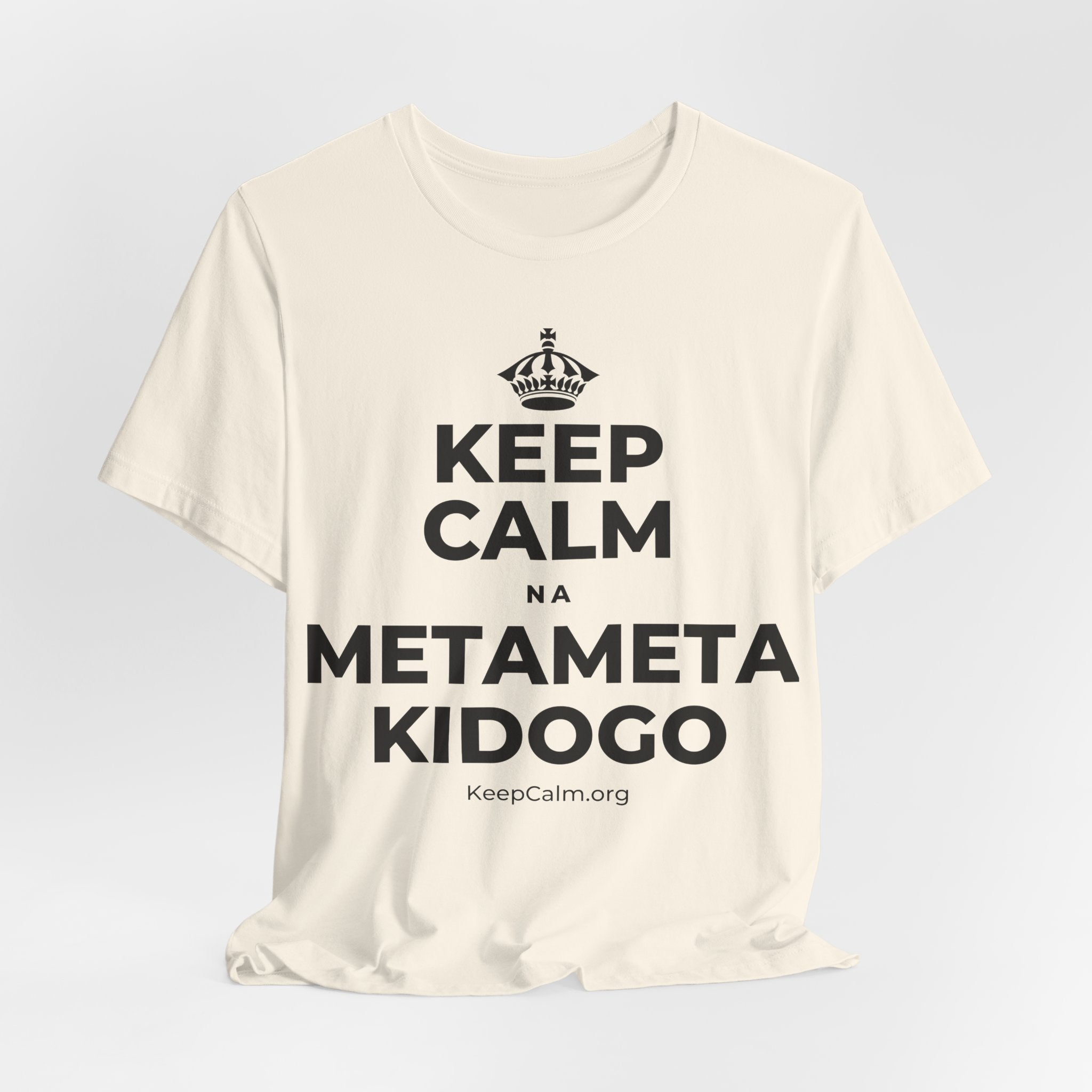 KEEP CALM NA METAMETA KIDOGO T-Shirt (White–Asphalt)