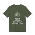 KEEP CALM Y MIRA CÓMO CAMBIAN LAS HOJAS T-Shirt (Military Green–Autumn)