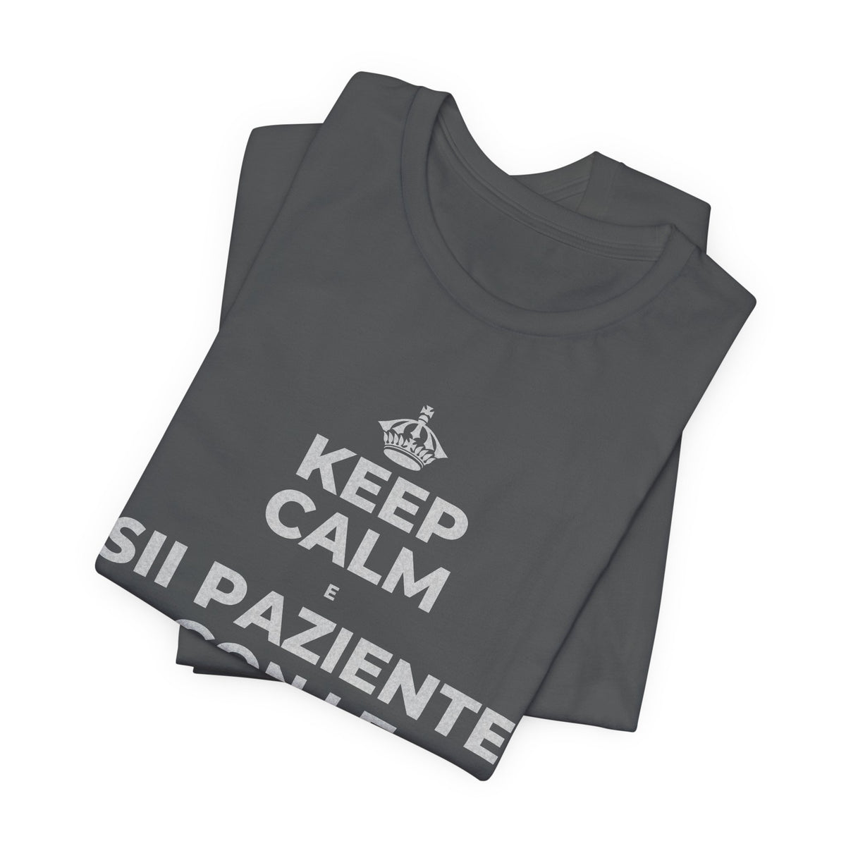 KEEP CALM E SII PAZIENTE CON LE NUOVE ABITUDINI T-Shirt (White–Asphalt)