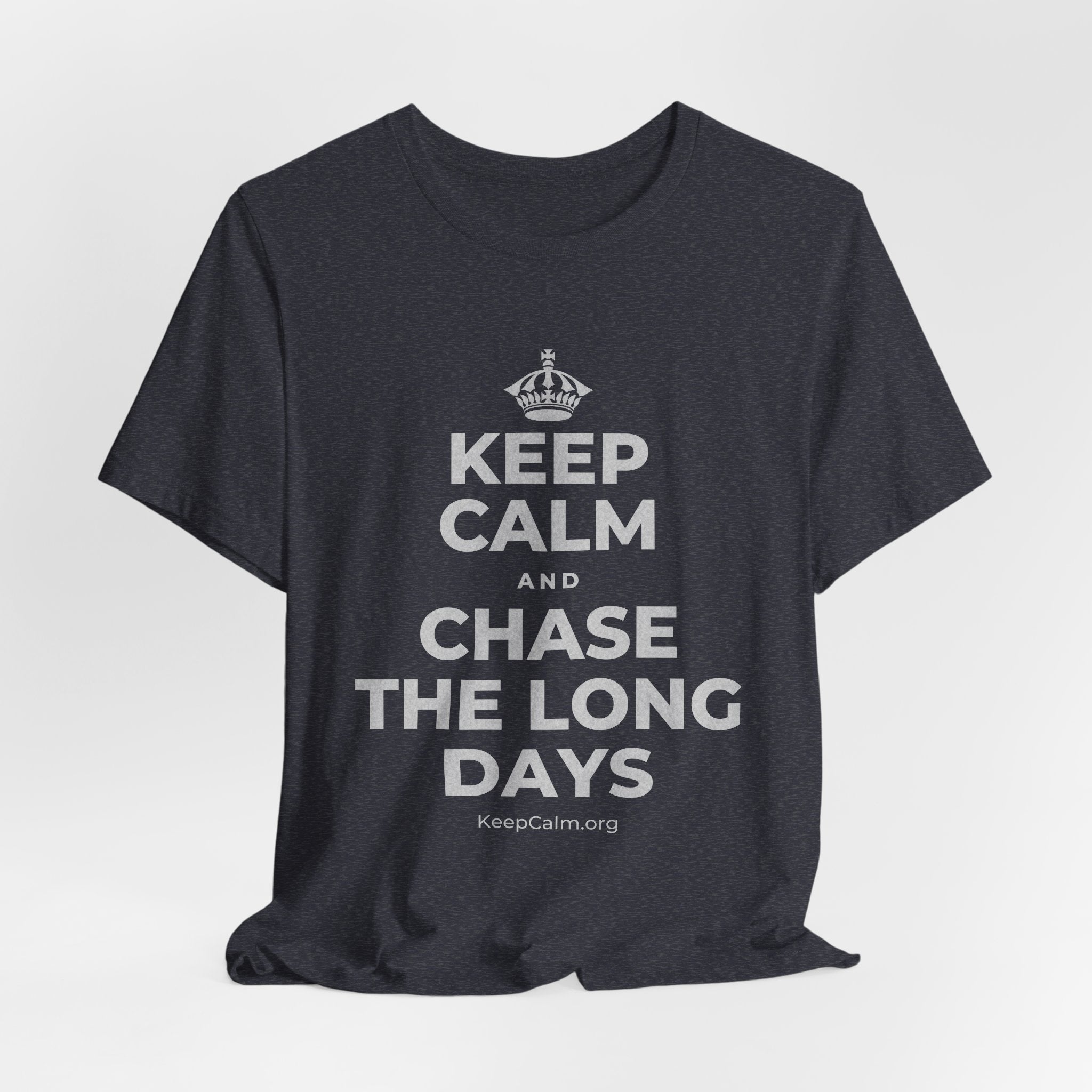 KEEP CALM AND CHASE THE LONG DAYS T-Shirt (White–Asphalt)