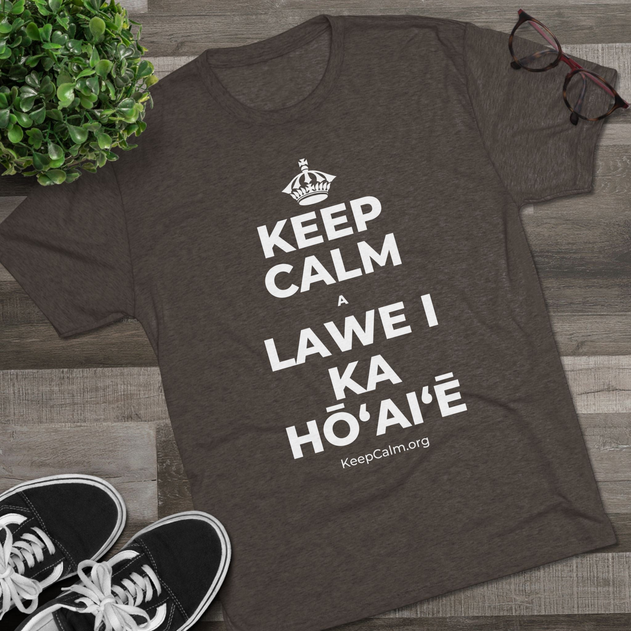 KEEP CALM A LAWE I KA HŌʻAIʻĒ Tri-Blend Tee
