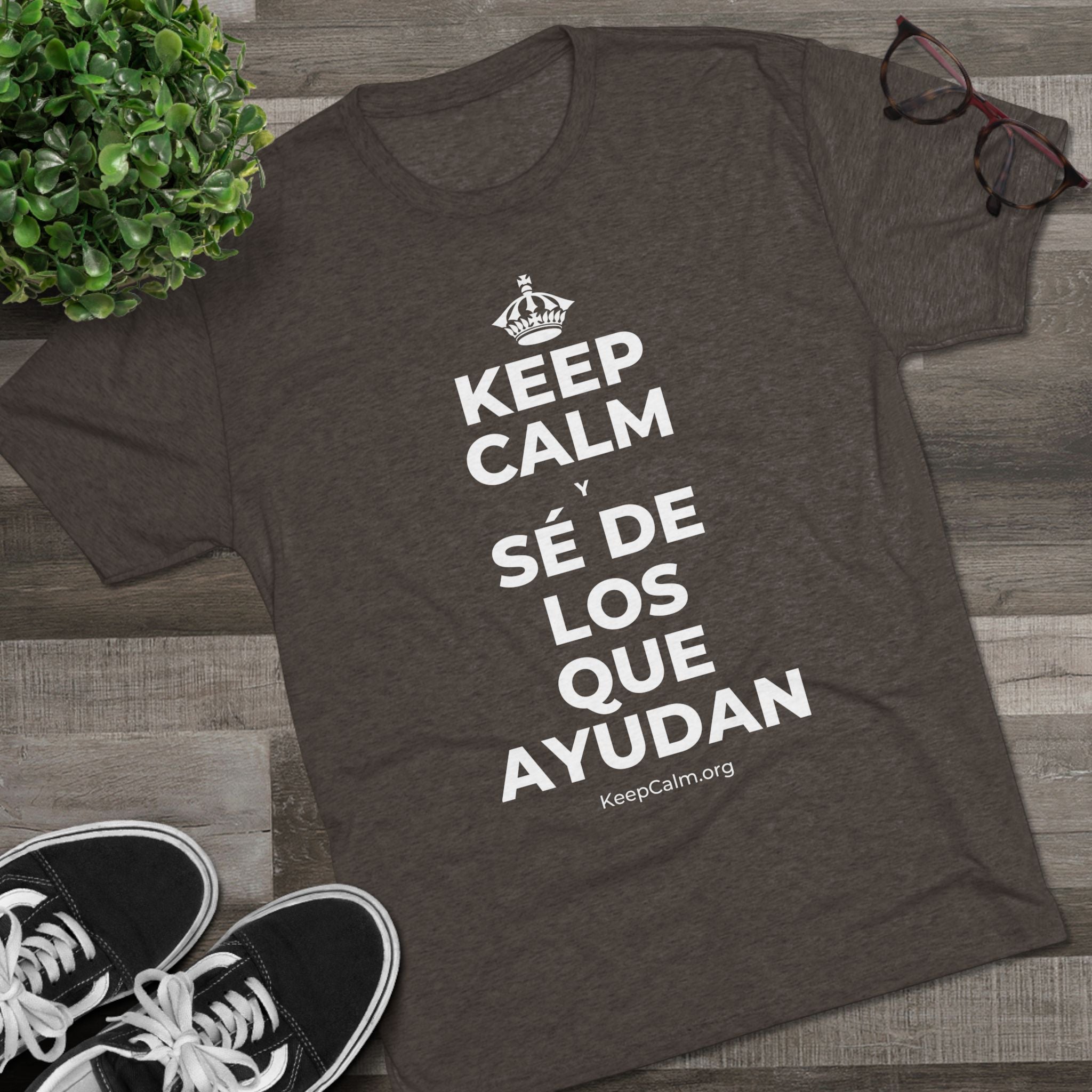 KEEP CALM Y SÉ DE LOS QUE AYUDAN Tri-Blend Tee