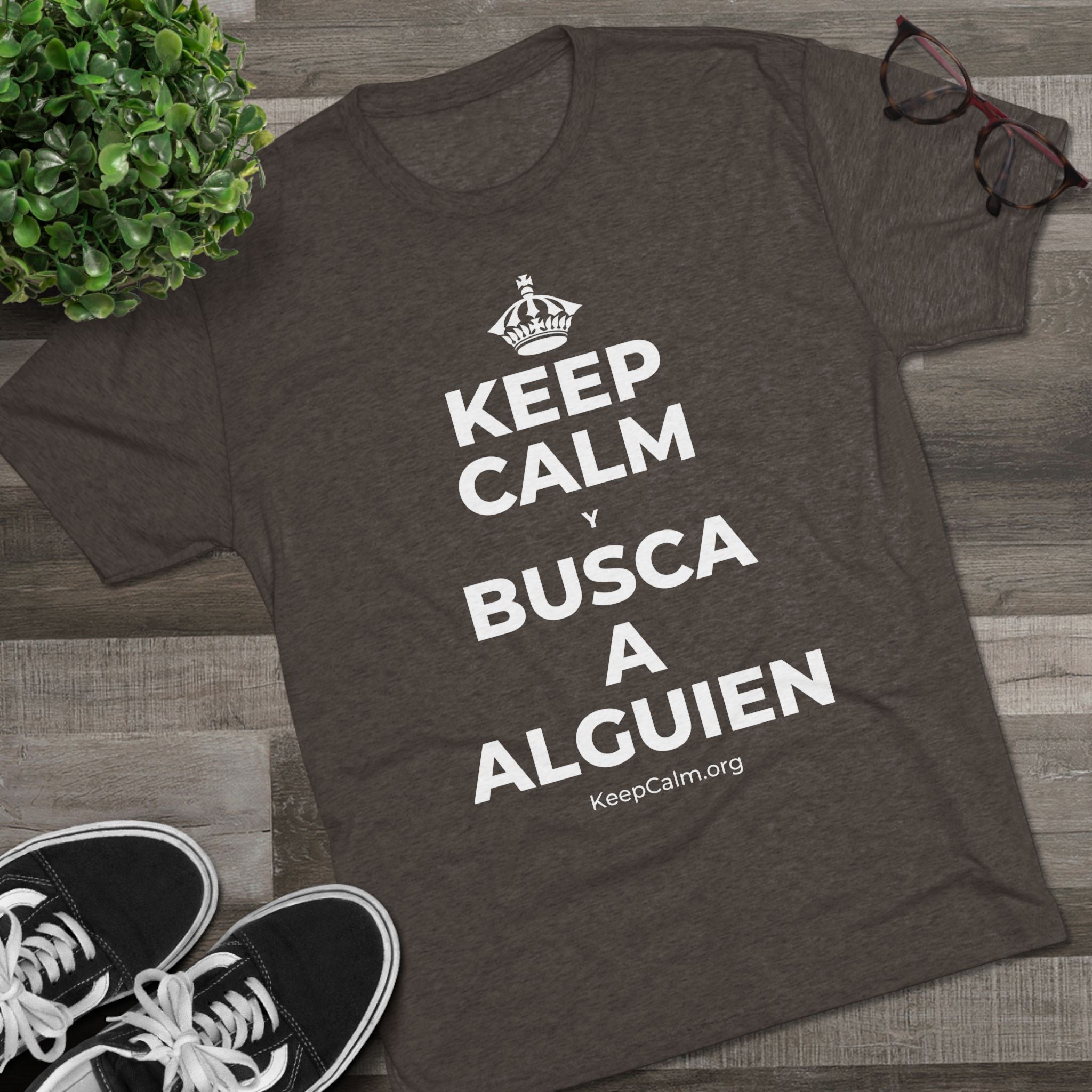 KEEP CALM Y BUSCA A ALGUIEN Tri-Blend Tee