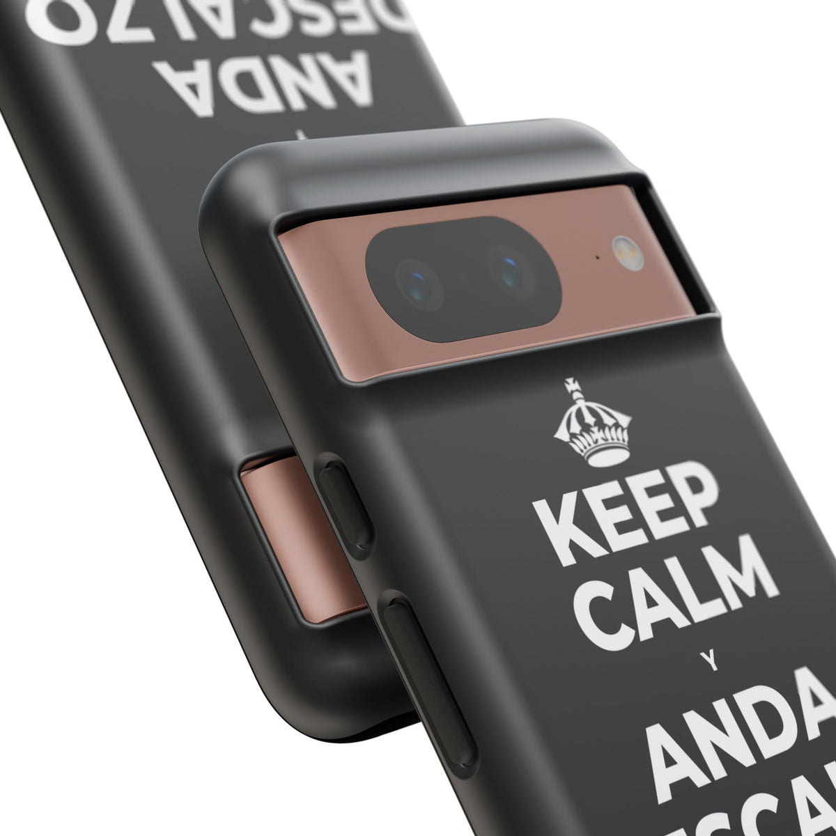 KEEP CALM Y ANDA DESCALZO EN EL PASTO Phone Case (Dark)