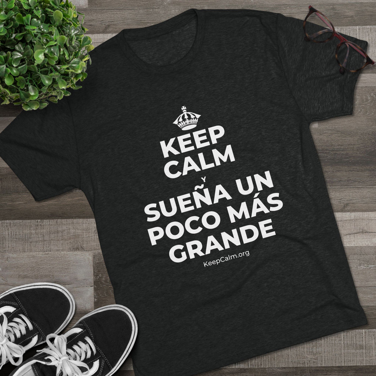 KEEP CALM Y SUEÑA UN POCO MÁS GRANDE Tri-Blend Tee