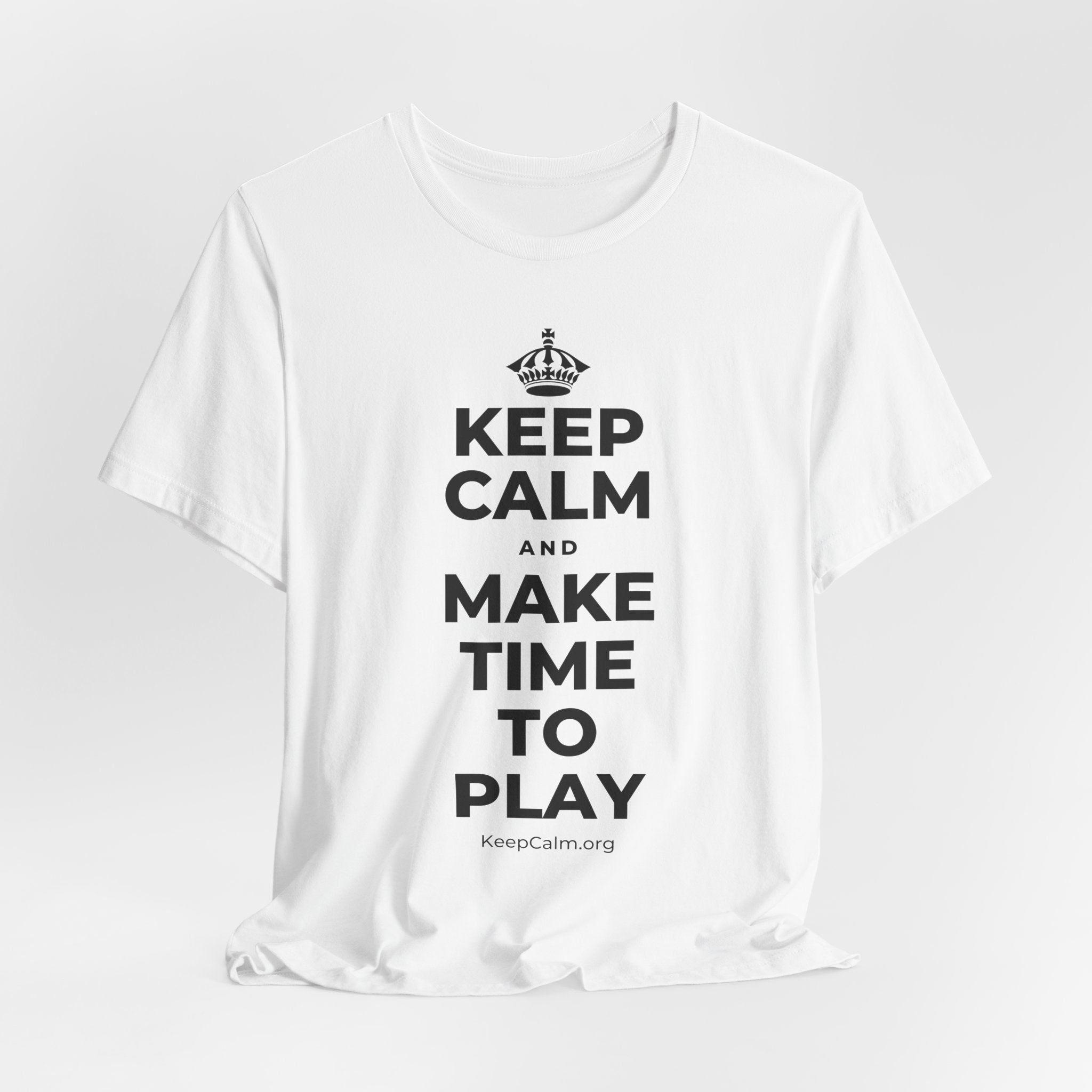 KEEP CALM AND MAKE TIME TO PLAY T-Shirt (White–Asphalt)