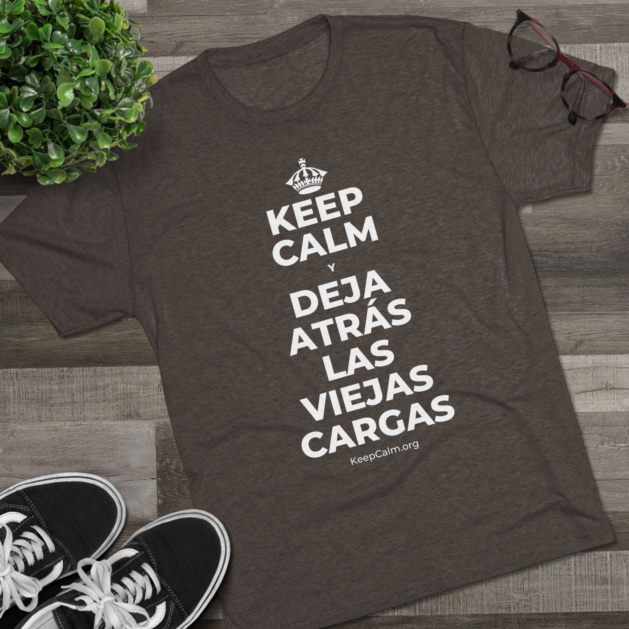 KEEP CALM Y DEJA ATRÁS LAS VIEJAS CARGAS Tri-Blend Tee