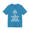KEEP CALM E SII PAZIENTE CON LE NUOVE ABITUDINI T-Shirt (White–Asphalt)