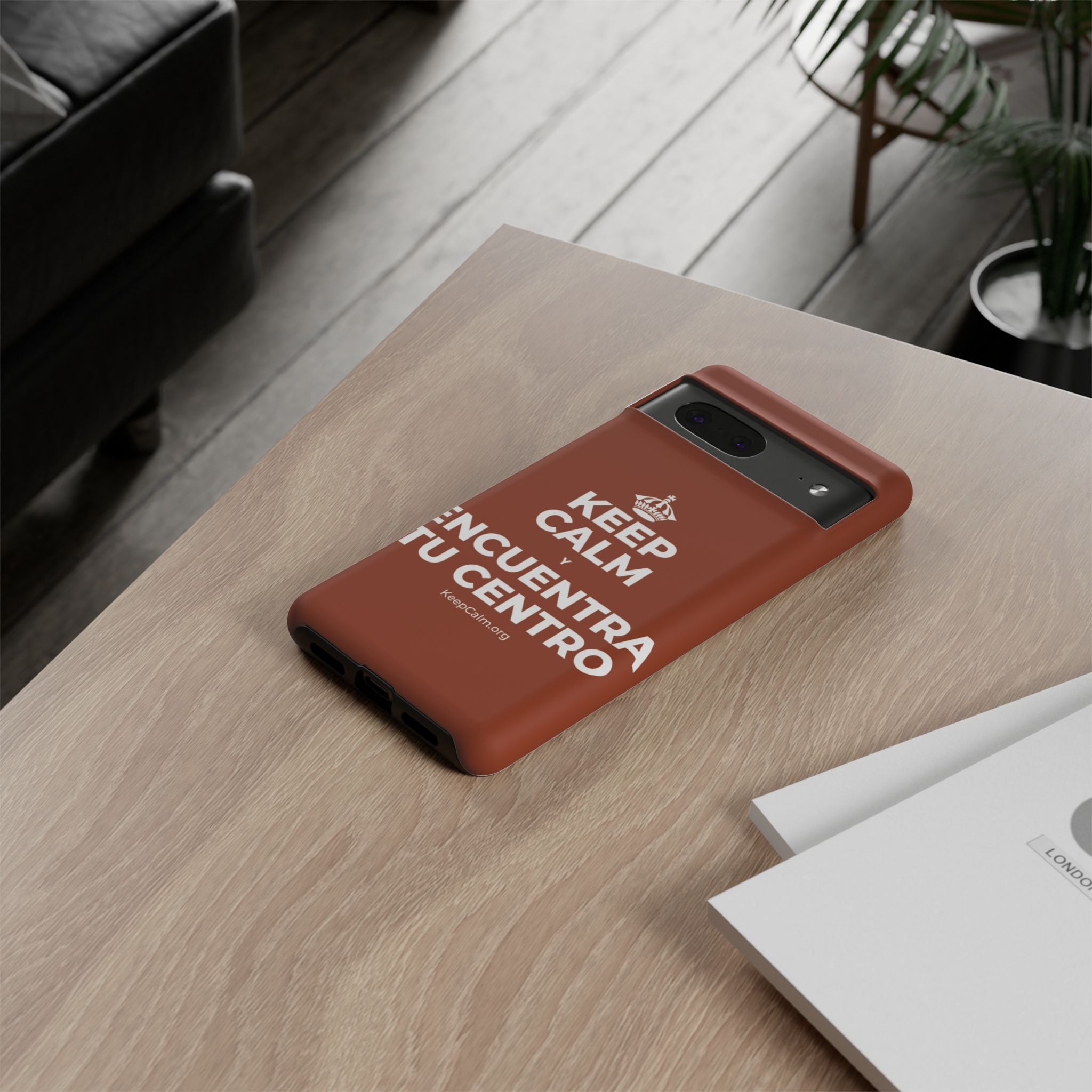 KEEP CALM Y ENCUENTRA TU CENTRO Phone Case