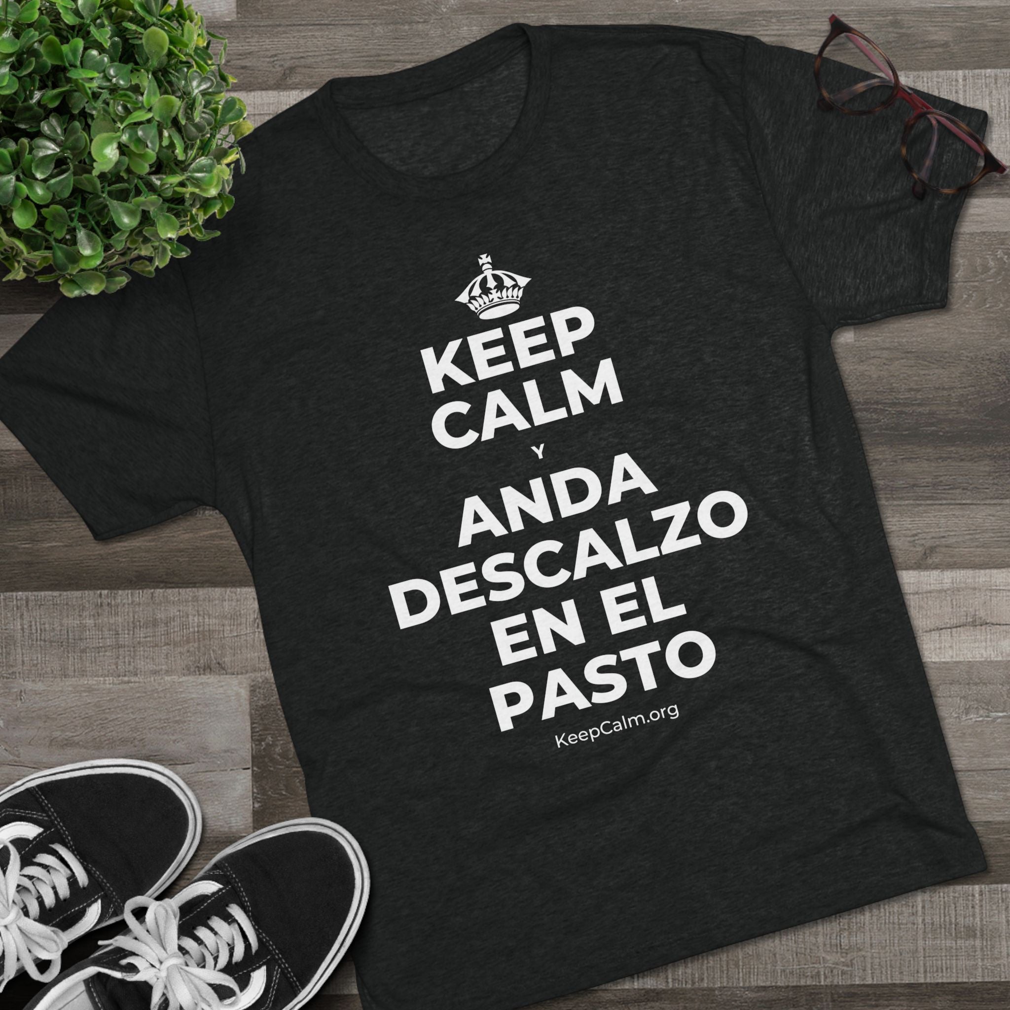 KEEP CALM Y ANDA DESCALZO EN EL PASTO Tri-Blend Tee
