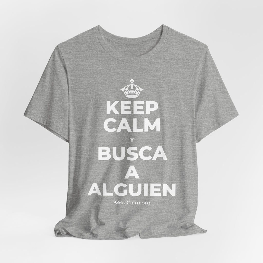 KEEP CALM Y BUSCA A ALGUIEN T-Shirt (White–Asphalt)