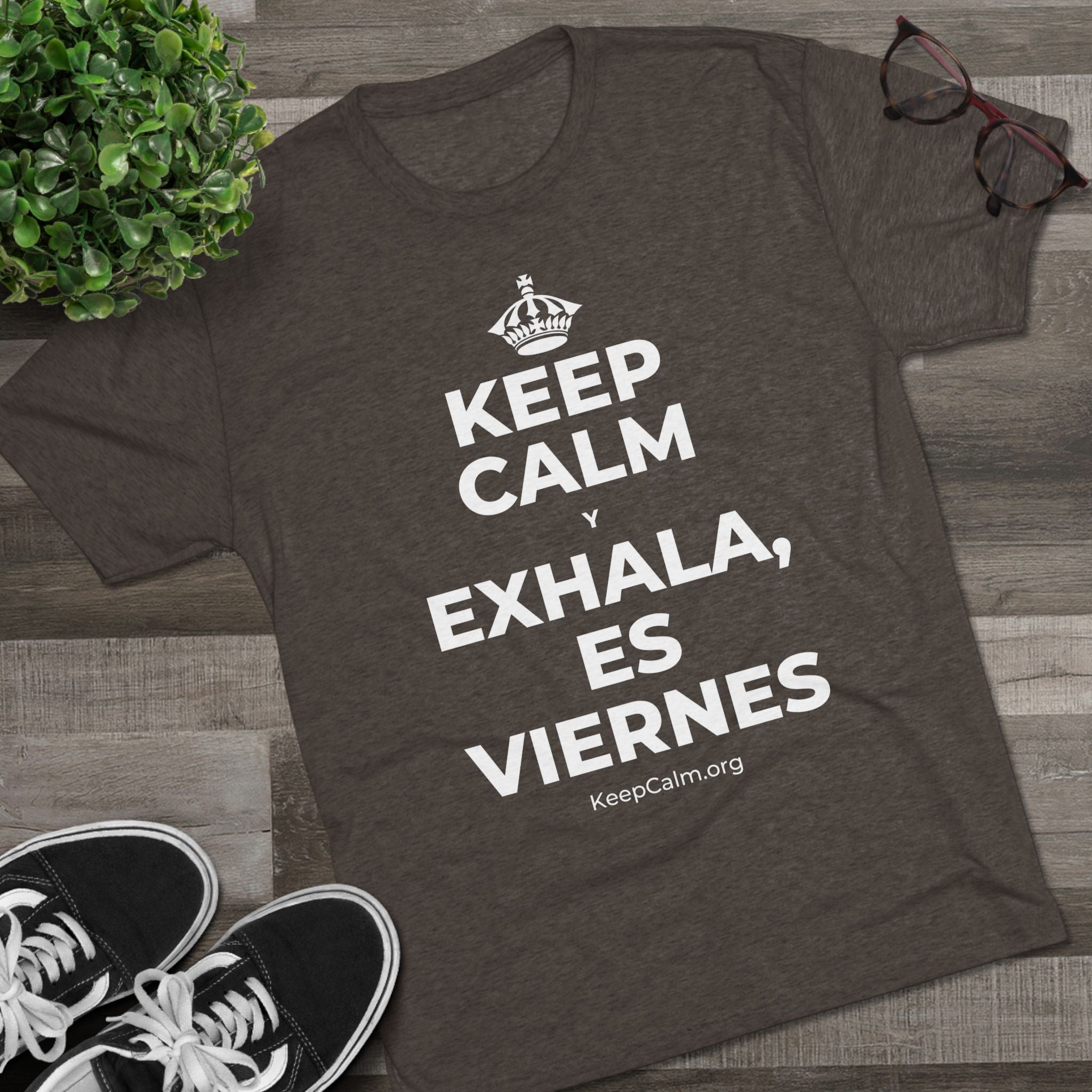 KEEP CALM Y EXHALA, ES VIERNES Tri-Blend Tee