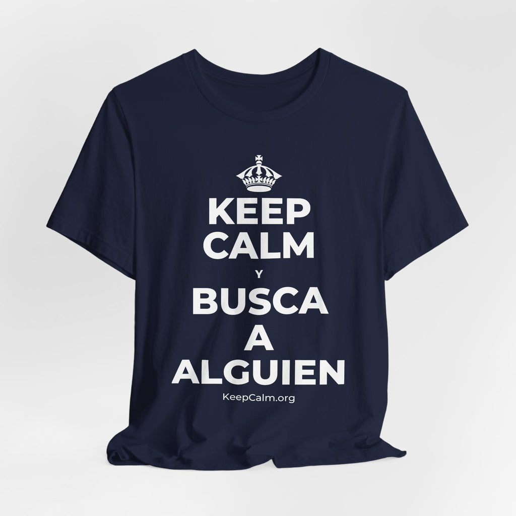 KEEP CALM Y BUSCA A ALGUIEN T-Shirt (White–Asphalt)