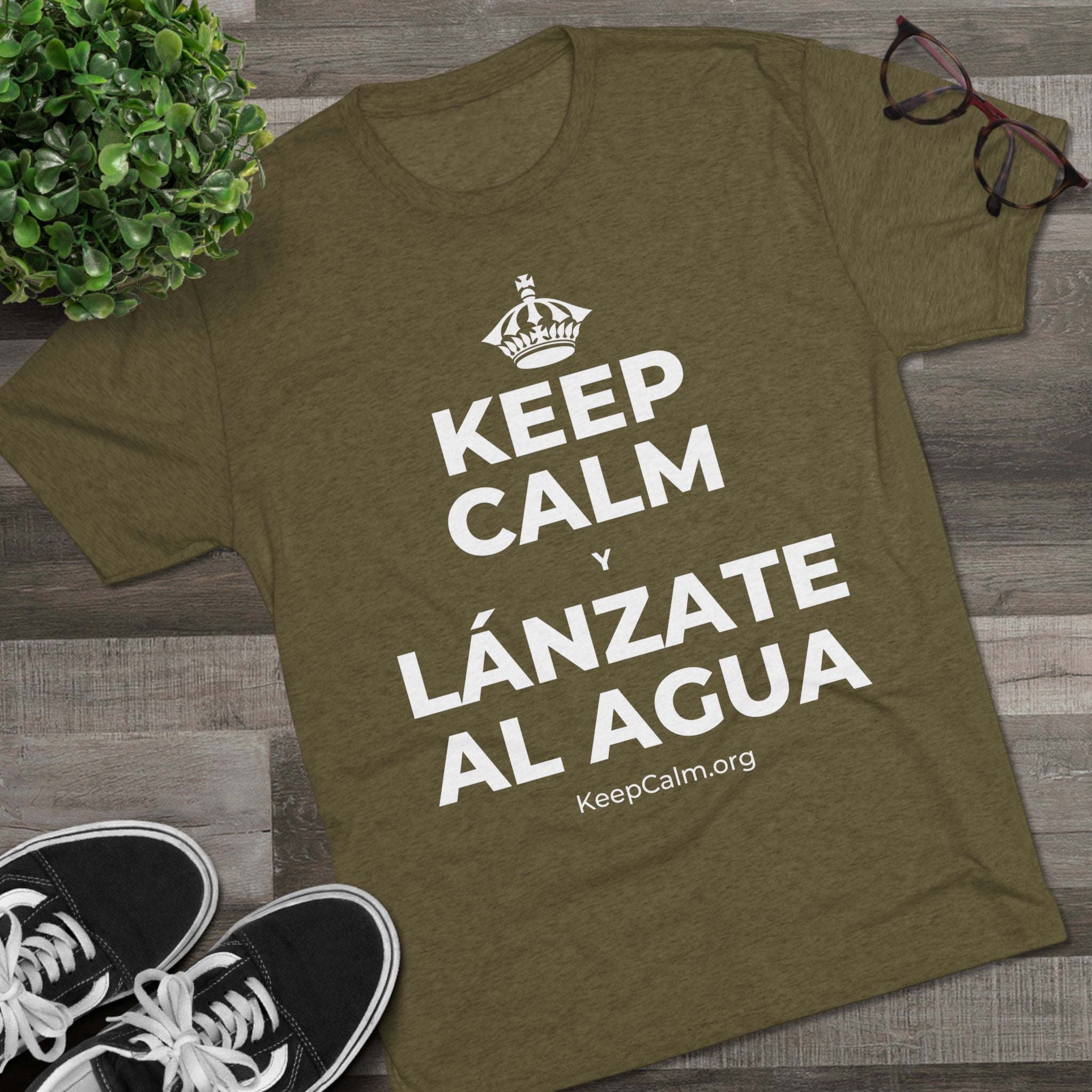 KEEP CALM Y LÁNZATE AL AGUA Tri-Blend Tee