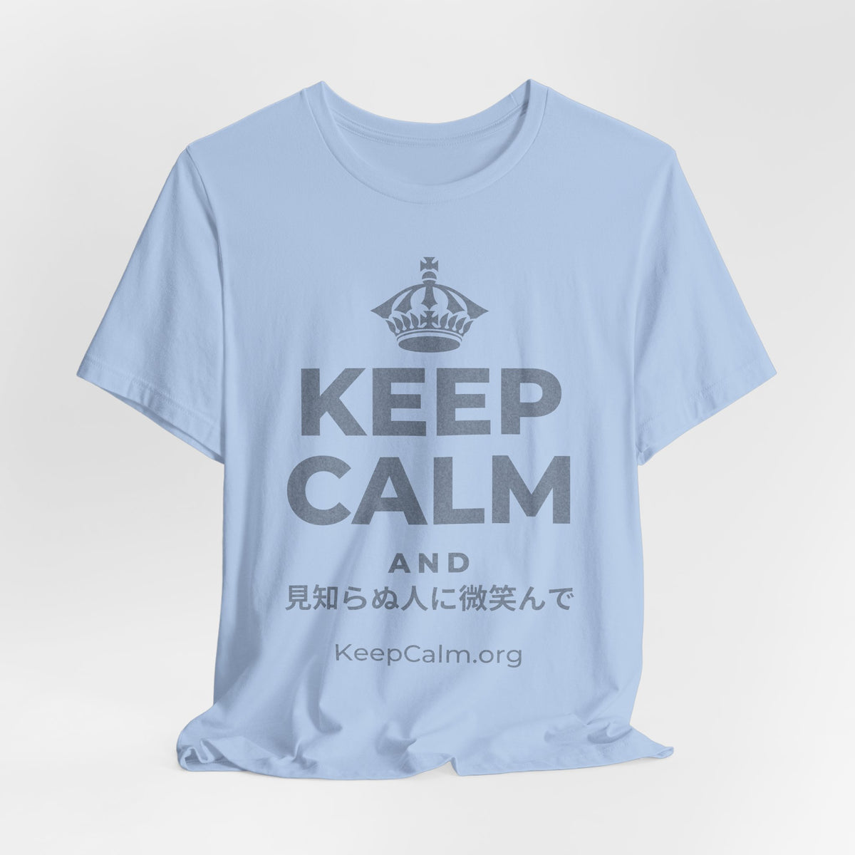 KEEP CALM AND 見知らぬ人に微笑んで T-Shirt (Baby Blue–Silver)