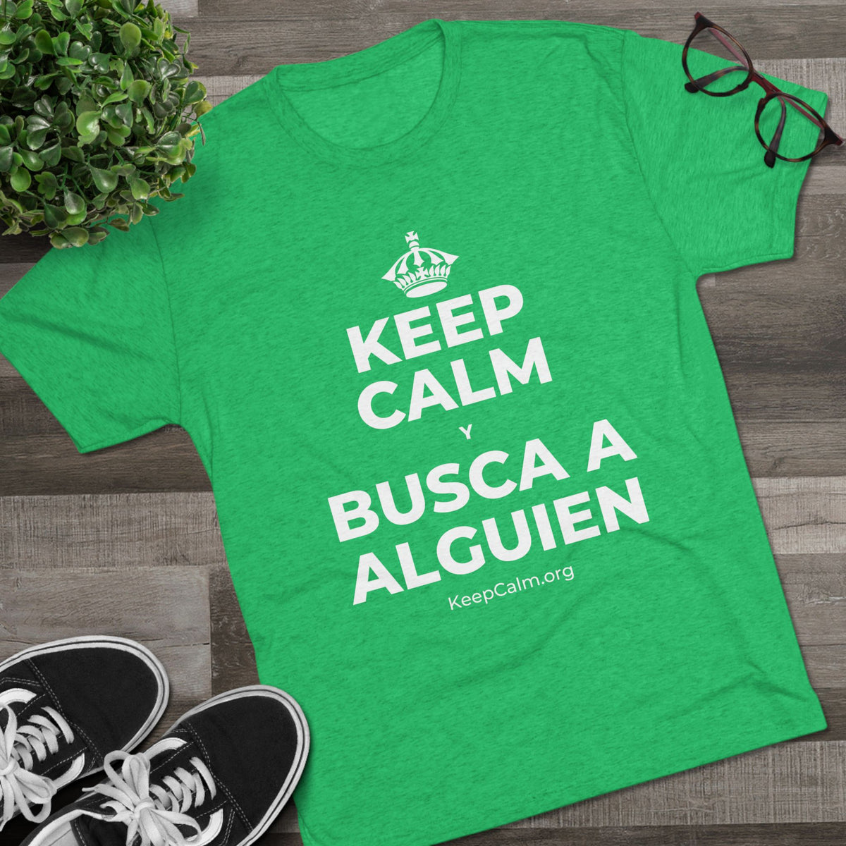 KEEP CALM Y BUSCA A ALGUIEN Tri-Blend Tee