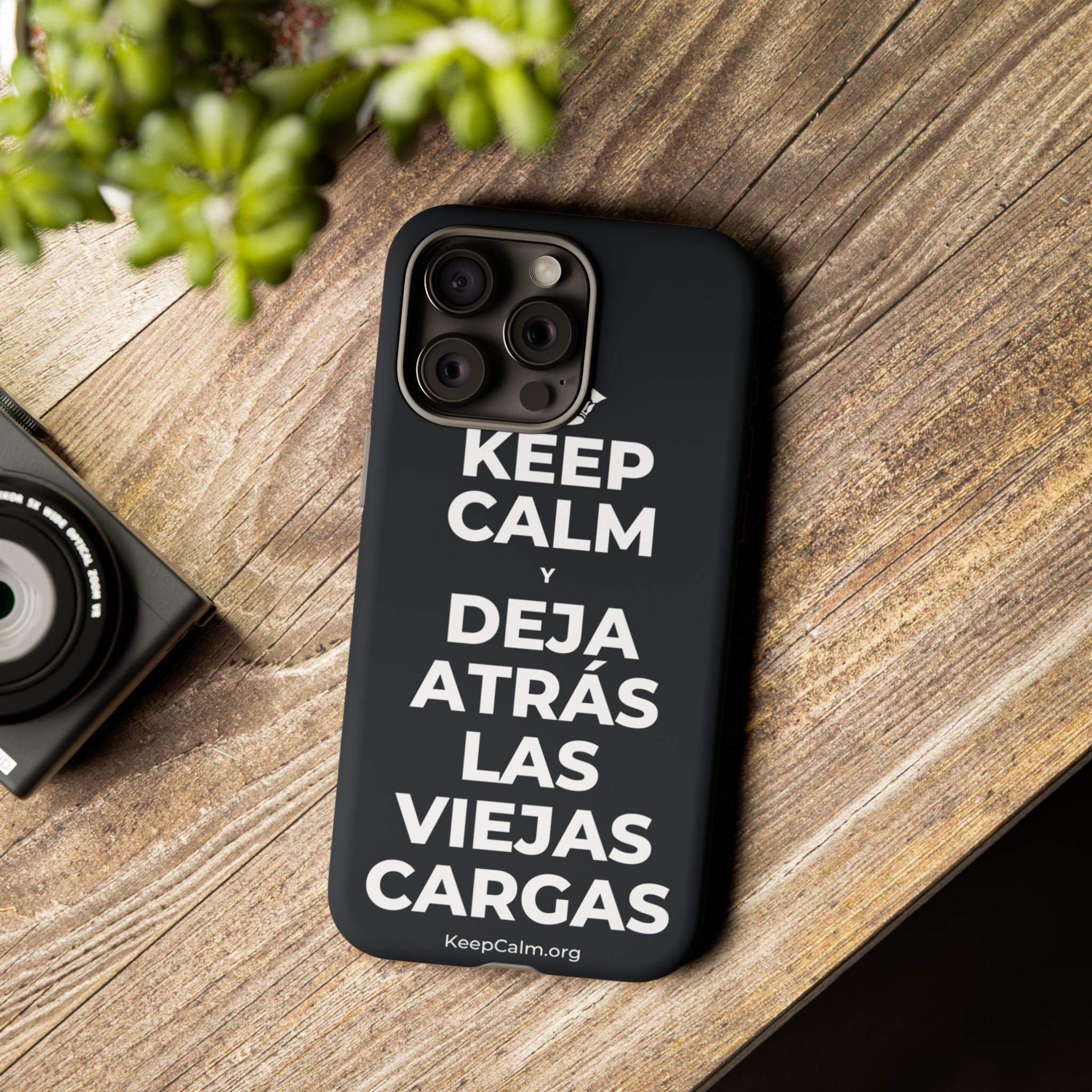 KEEP CALM Y DEJA ATRÁS LAS VIEJAS CARGAS Phone Case (Dark)
