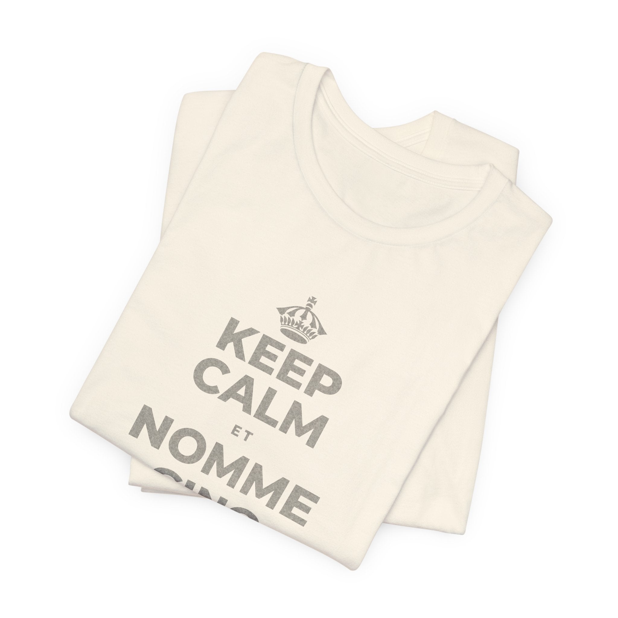 KEEP CALM ET NOMME CINQ CHOSES QUE TU VOIS T-Shirt (White–Asphalt)