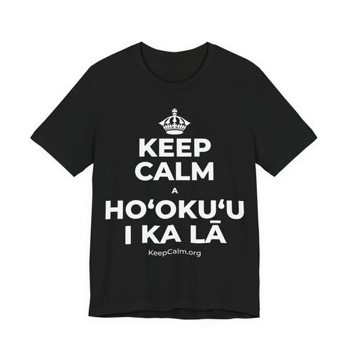 KEEP CALM A HOʻOKUʻU I KA LĀ T-Shirt (White–Asphalt)