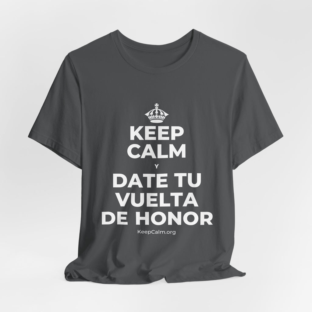 KEEP CALM Y DATE TU VUELTA DE HONOR T-Shirt (White–Asphalt)