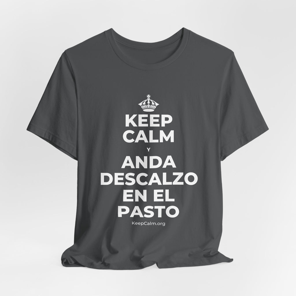 KEEP CALM Y ANDA DESCALZO EN EL PASTO T-Shirt (White–Asphalt)