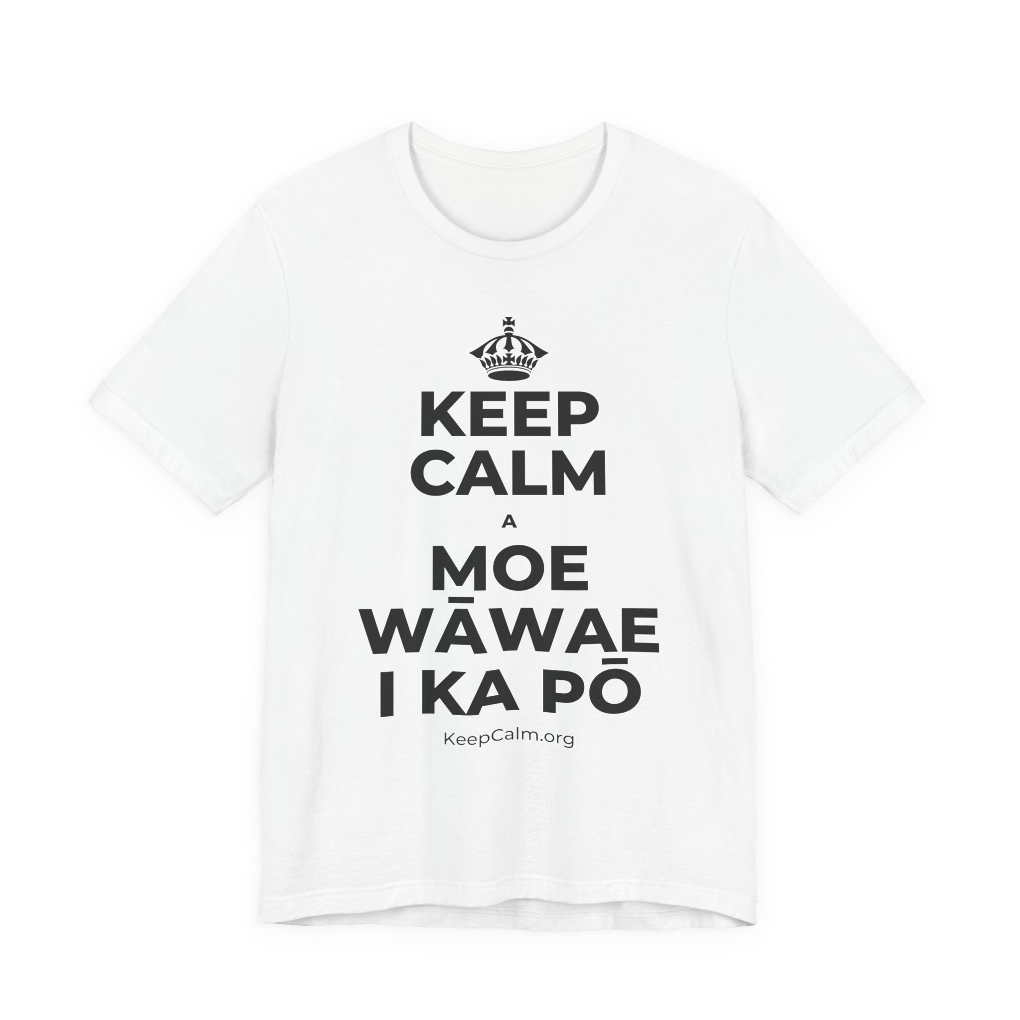 KEEP CALM A MOE WĀWAE I KA PŌ T-Shirt (White–Asphalt)