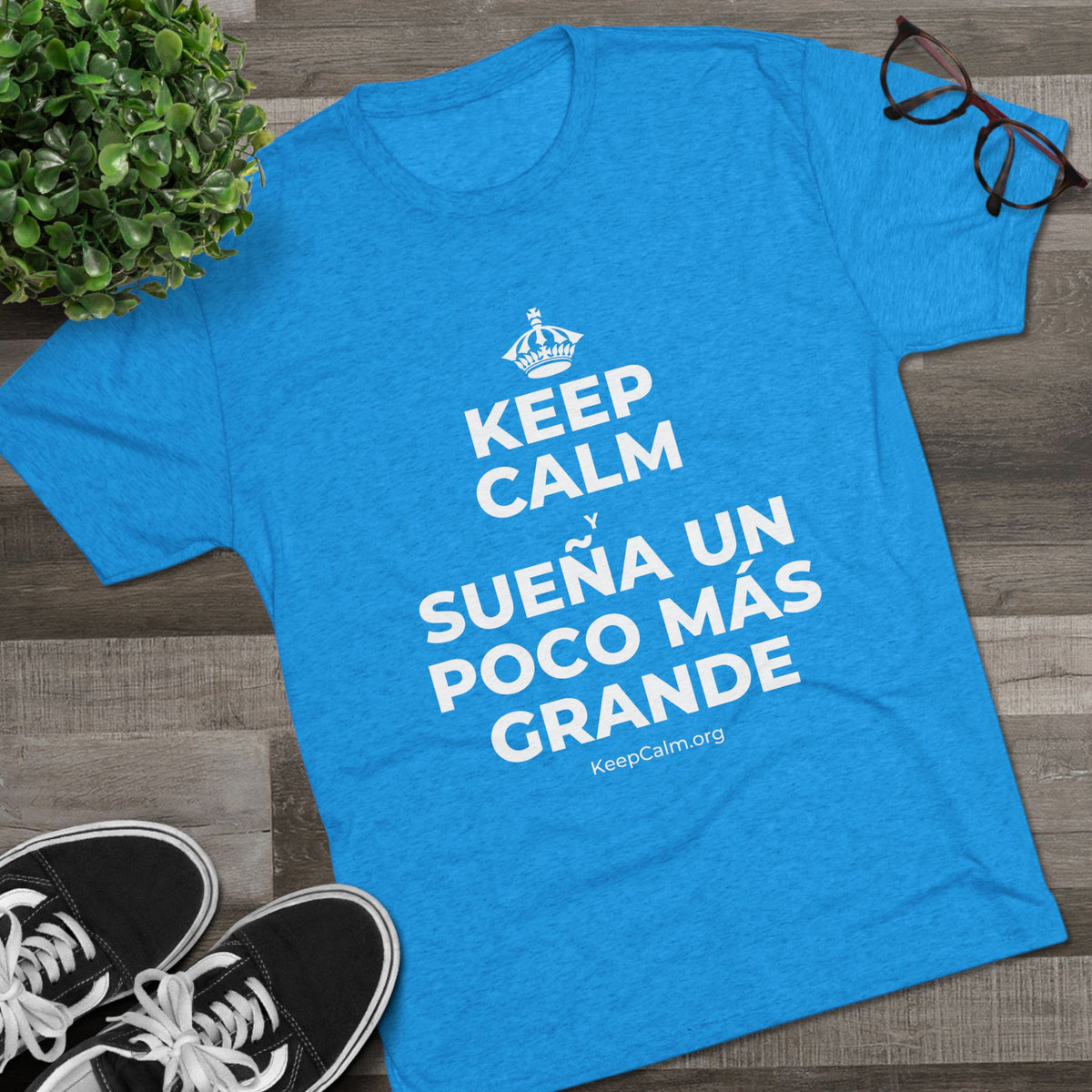 KEEP CALM Y SUEÑA UN POCO MÁS GRANDE Tri-Blend Tee