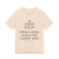 KEEP CALM E PEGA UMA AULA DE CADA VEZ T-Shirt (Soft Cream–Heather Mauve)