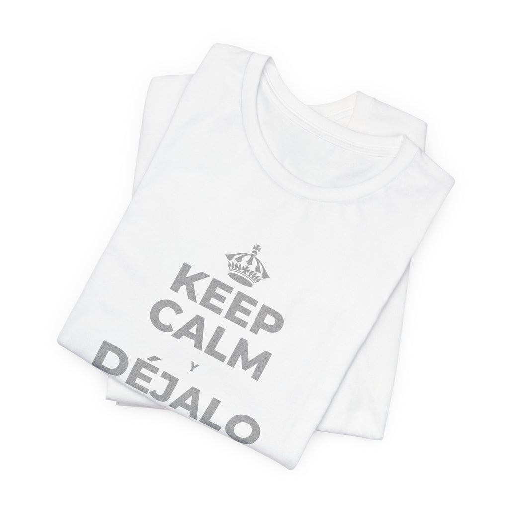 KEEP CALM Y DÉJALO MEJOR DE COMO ESTABA T-Shirt (White–Asphalt)