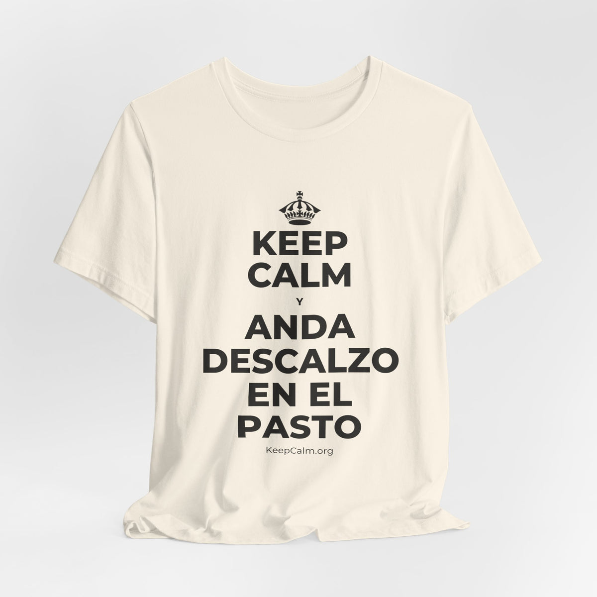 KEEP CALM Y ANDA DESCALZO EN EL PASTO T-Shirt (White–Asphalt)