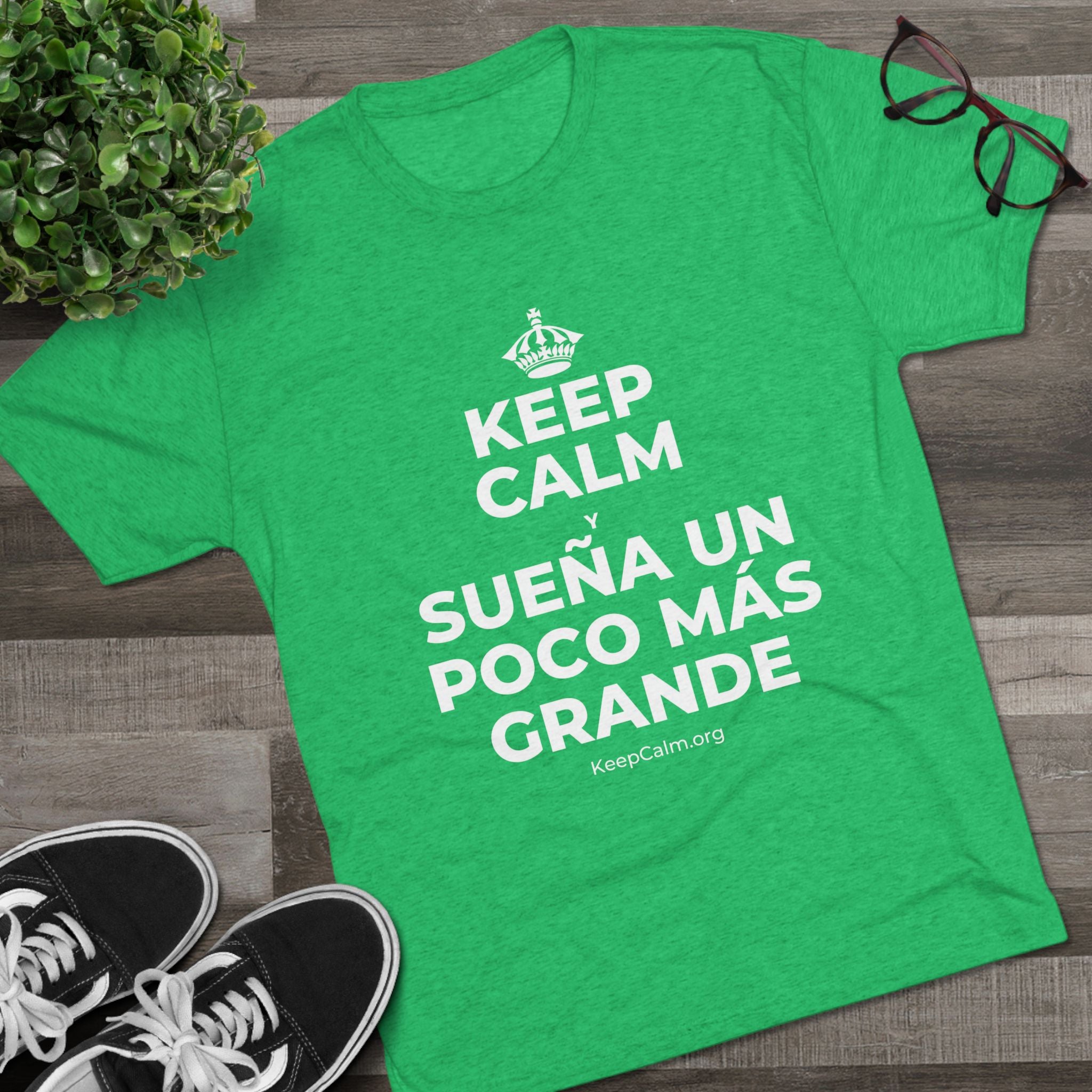 KEEP CALM Y SUEÑA UN POCO MÁS GRANDE Tri-Blend Tee